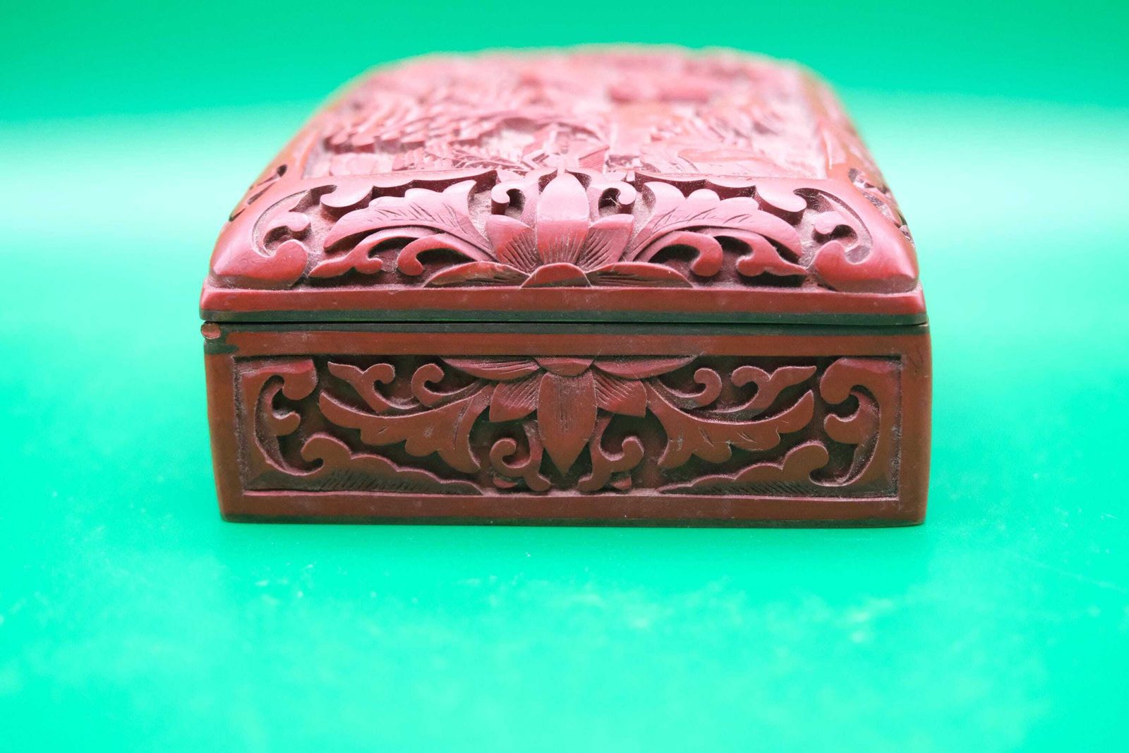 photo vintage Chinese sieradendoos in cinnabarstijl, gesneden landschap, blauw emaille interieur