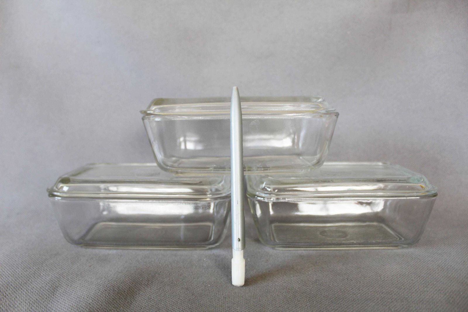 Lot de 3 plats couverts vintage mid-century Duralex en verre trempé, beurrier, art de la table, vaisselle de cuisine, France photo furniture
