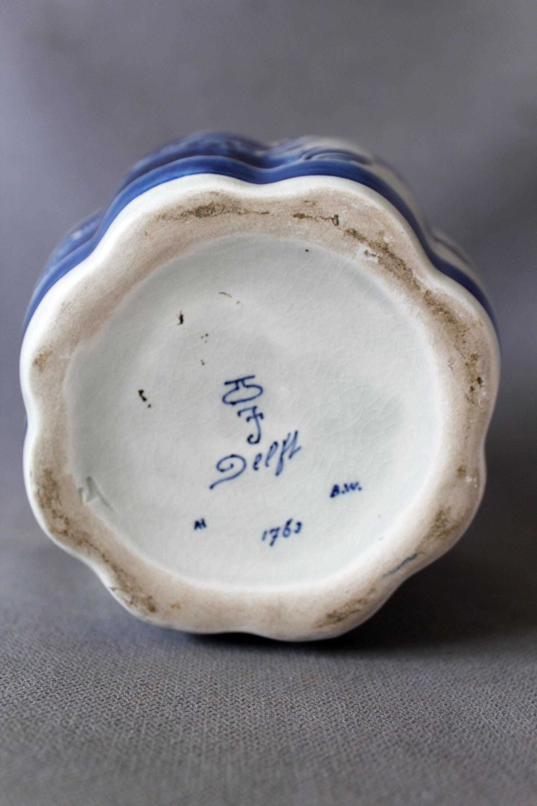 photo for sale Grote vintage Royal Delft blauw-wit dekselvaas, gemberpot, De Koninklijke Porceleyne Fles, 1952 BW, Holland, geribbeld design, handgeschilderd