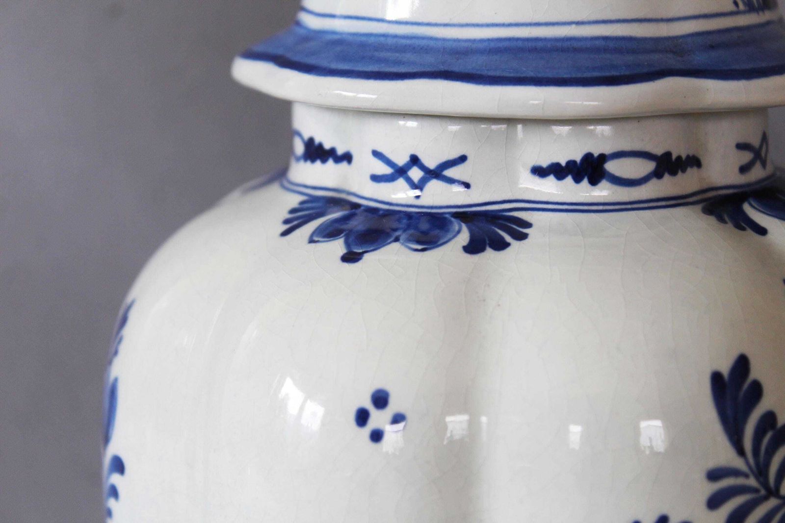 photo vintage Grote vintage Royal Delft blauw-wit dekselvaas, gemberpot, De Koninklijke Porceleyne Fles, 1952 BW, Holland, geribbeld design, handgeschilderd