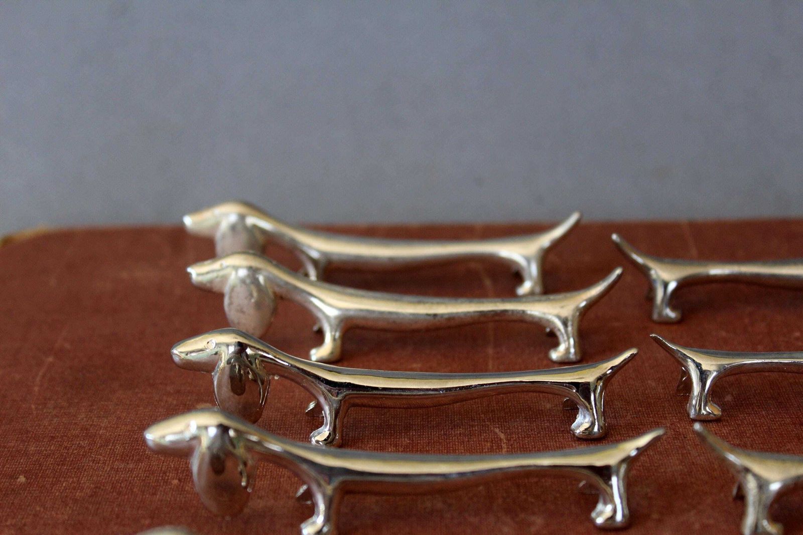 photo vinterior Vintage set van 11 zilvergekleurde messenleggers met hond, teckel, dierenfiguur – voor aan de eettafel, geschikt als stokjeslegger en besteklegger