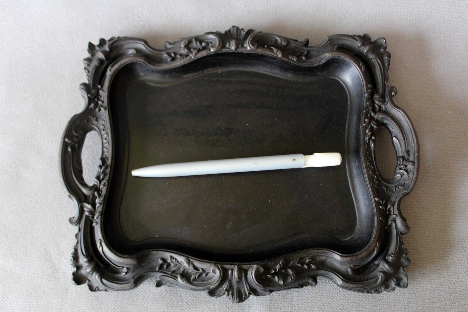 Antiek houten dienblad, geperst hout, Frans Napoleon Regency-stijl bureaubakje, kaartenbakje, dienblad, bureauorganizer, kaartenbakje, toilettafelblad photo furniture