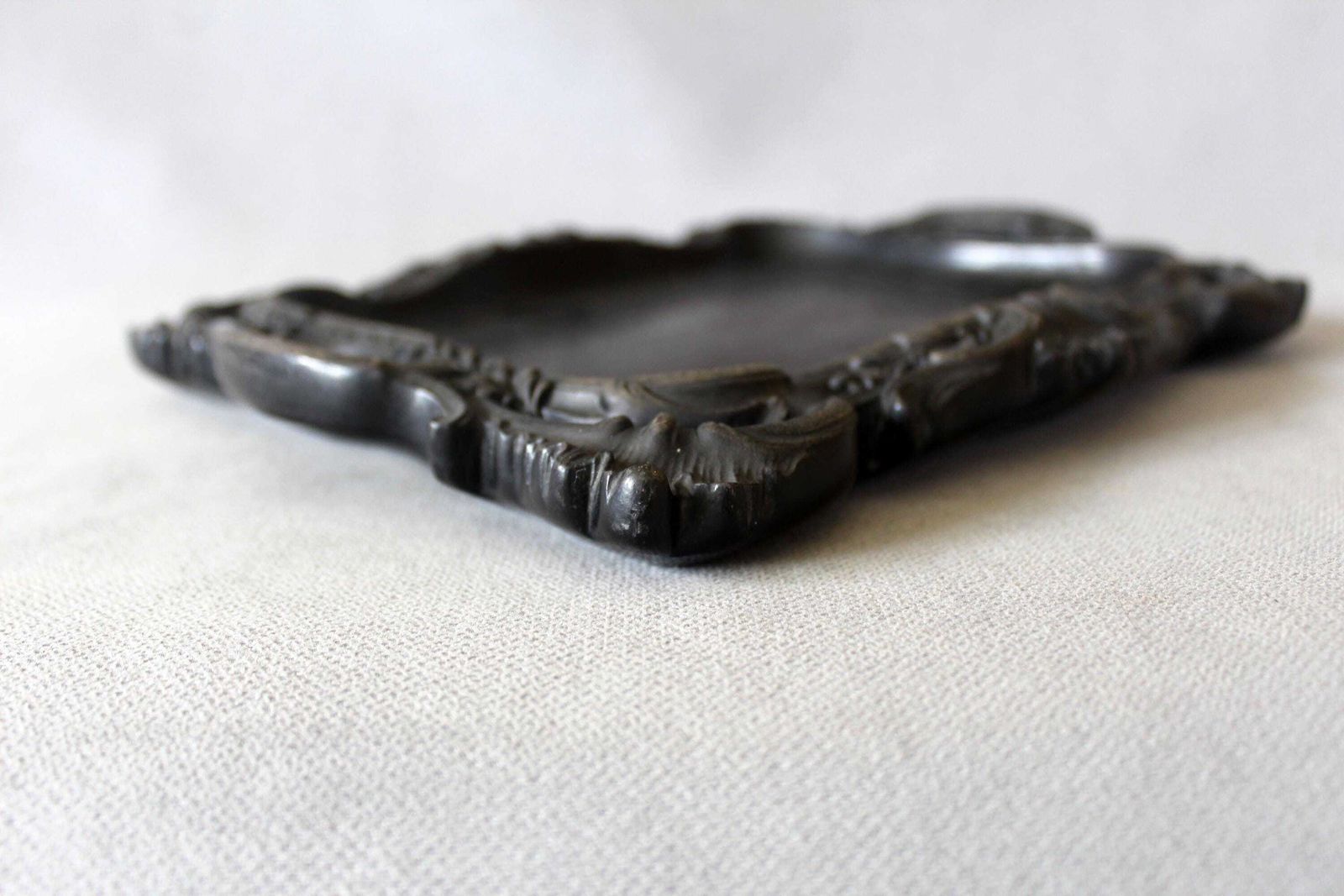 photo vintage Antiek houten dienblad, geperst hout, Frans Napoleon Regency-stijl bureaubakje, kaartenbakje, dienblad, bureauorganizer, kaartenbakje, toilettafelblad