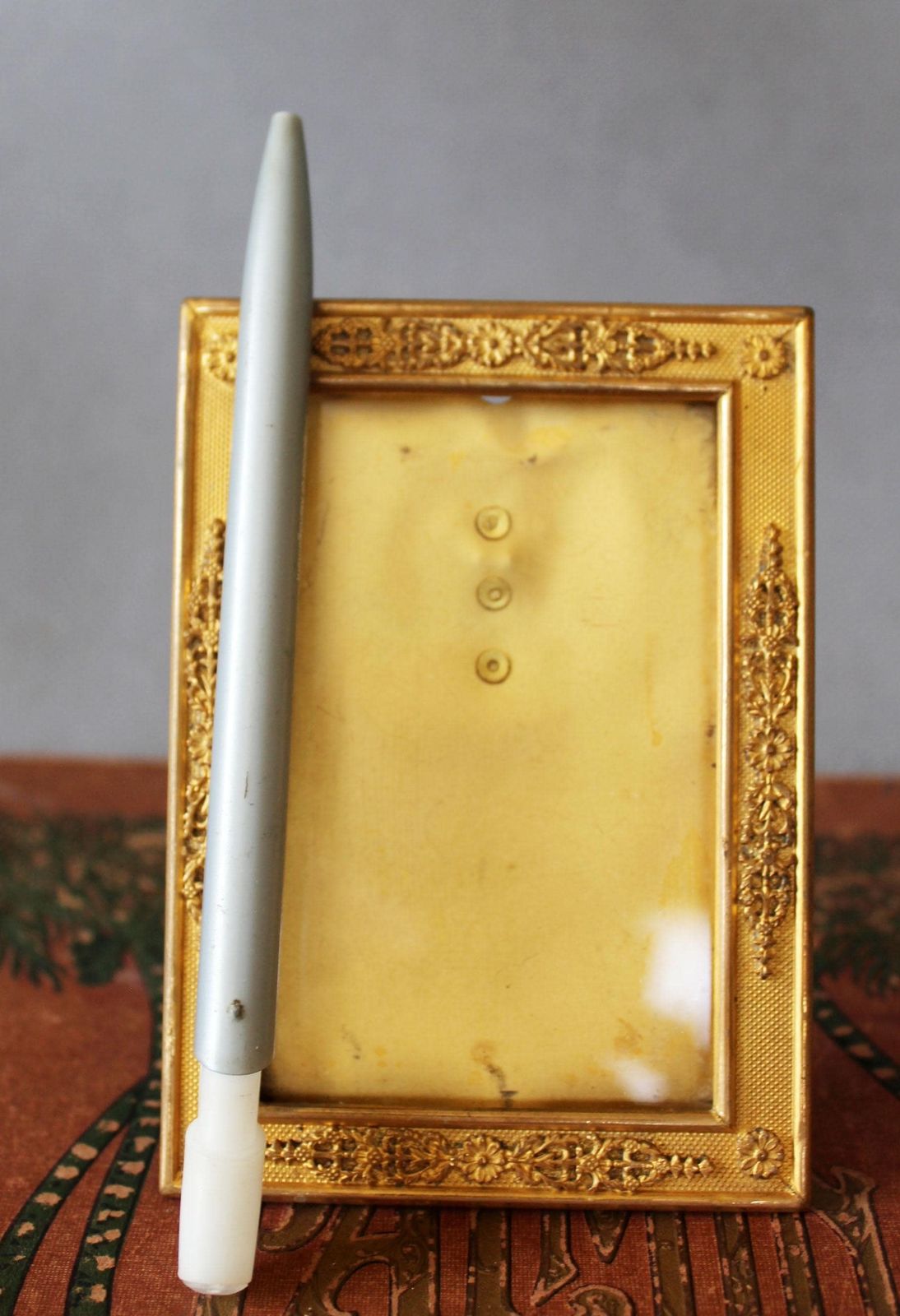 Antiek verguld bronzen Frans fotolijstje, 19e eeuw, gedreven motief, Louis XVI-stijl, Napoleon XIX photo buy