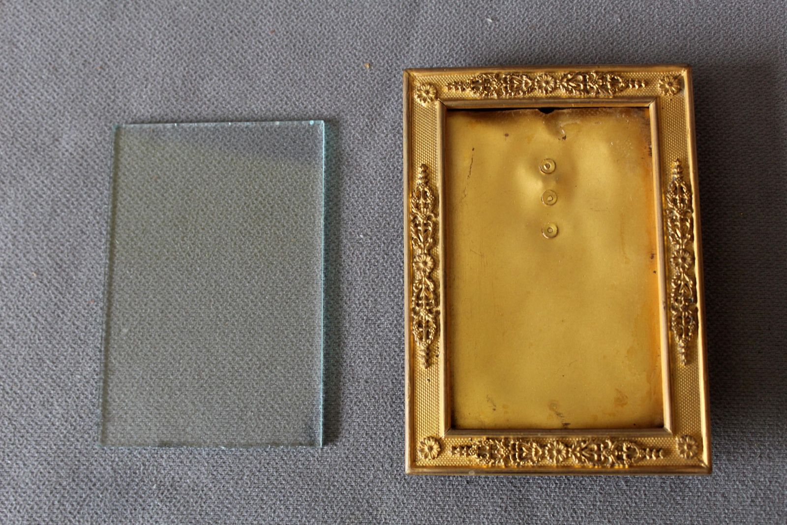 Antiek verguld bronzen Frans fotolijstje, 19e eeuw, gedreven motief, Louis XVI-stijl, Napoleon XIX photo vintage