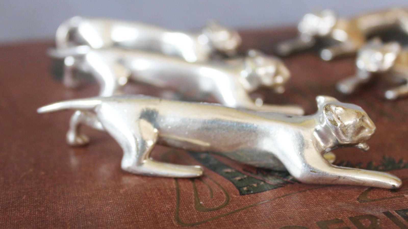 Porte-couteaux d'époque Art Nouveau, étain, motif lion, lot de 6, attribué à Kayserzinn Allemagne, design Jugendstil, vers 1900-1910 photo vinterior