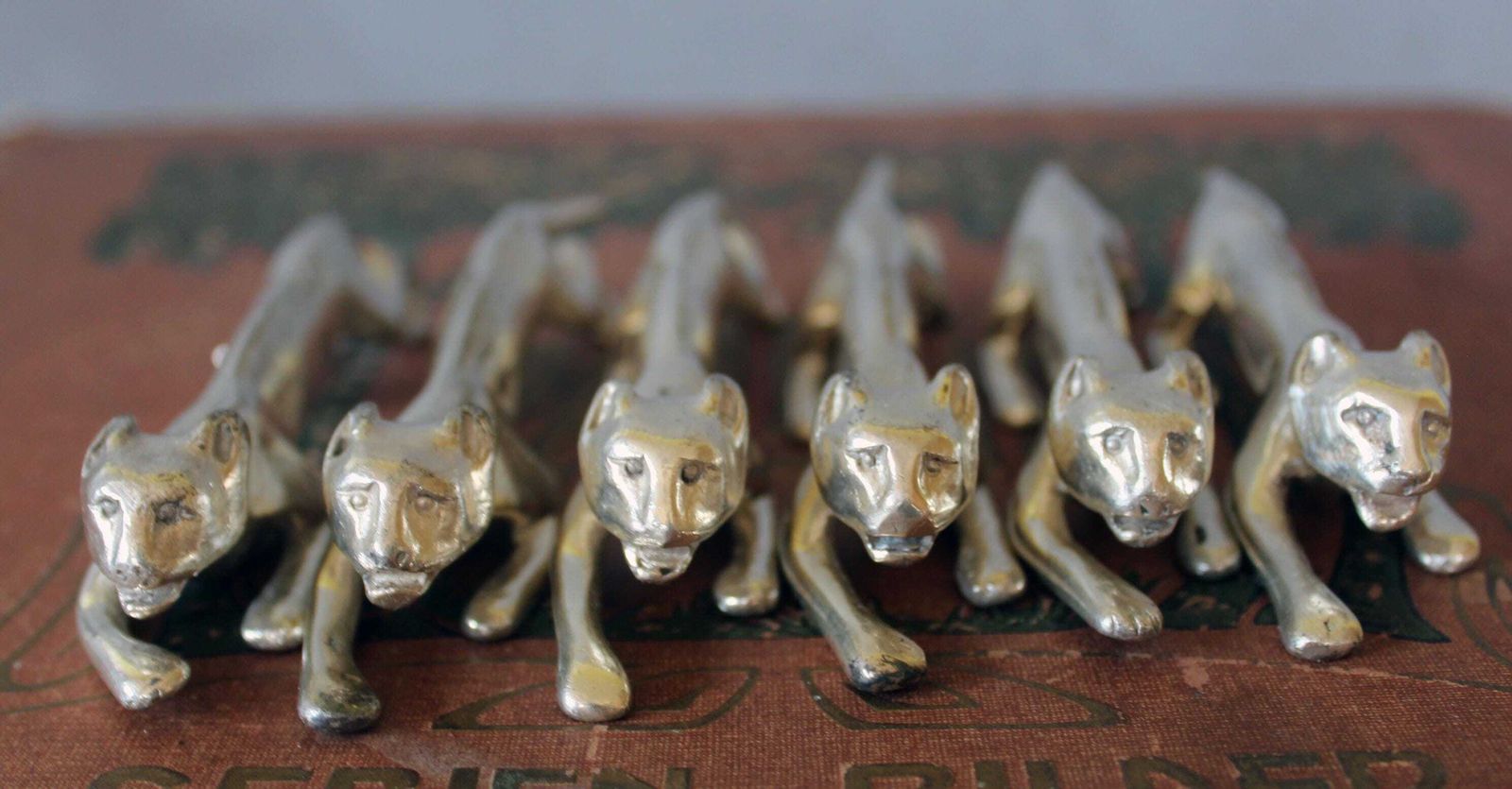 120.0 Porte-couteaux d'époque Art Nouveau, étain, motif lion, lot de 6, attribué à Kayserzinn Allemagne, design Jugendstil, vers 1900-1910 photo