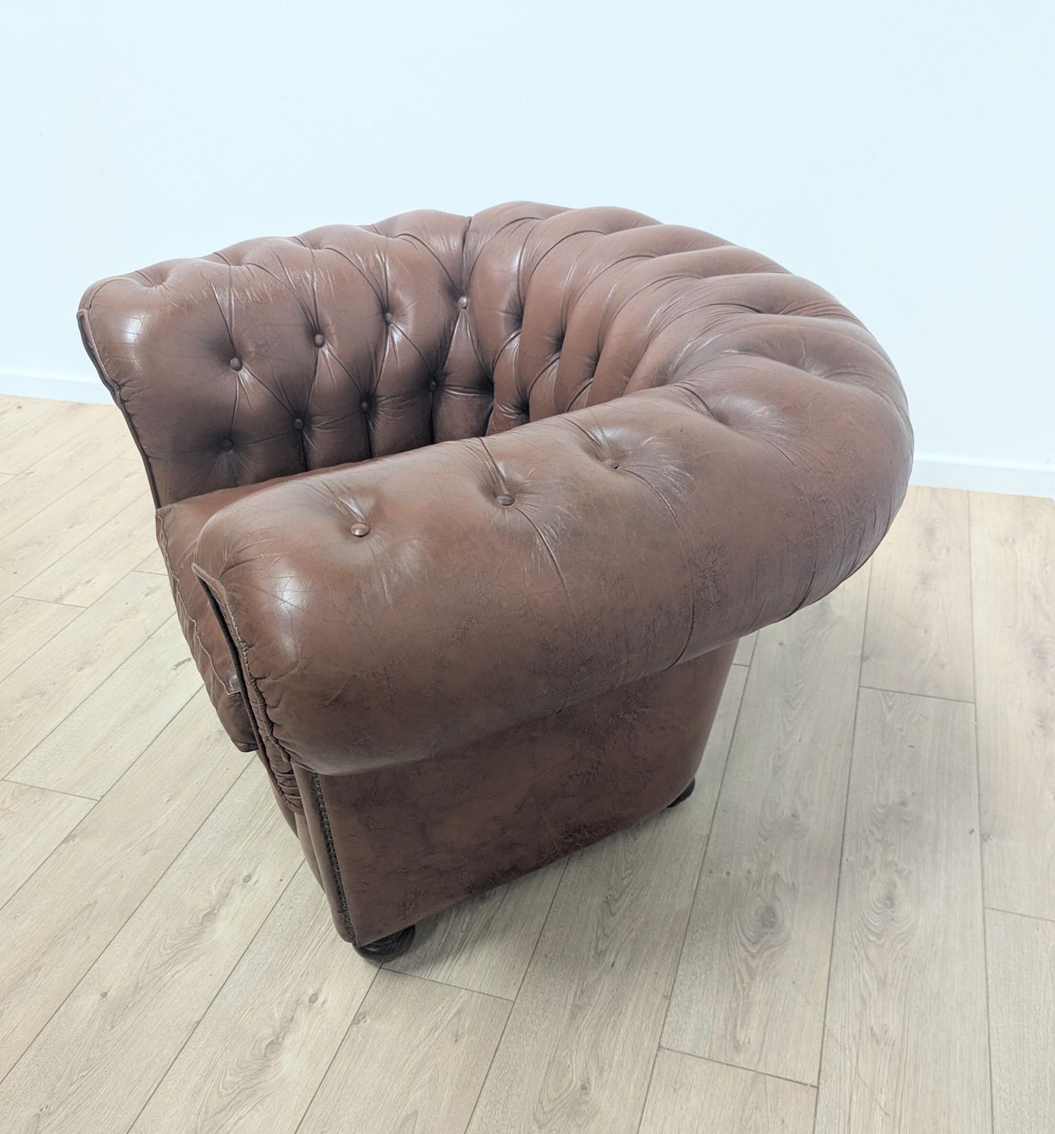 photo for sale Fauteuil club Chesterfield vintage en cuir Cuba, années 1930 - livraison disponible 0344.