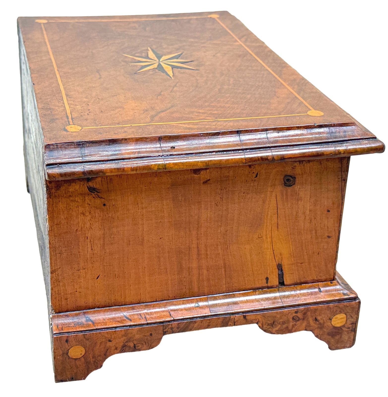 Rare miniature commode en noyer, début du XVIIIe siècle (Angleterre, vers 1720) photo 5500.0
