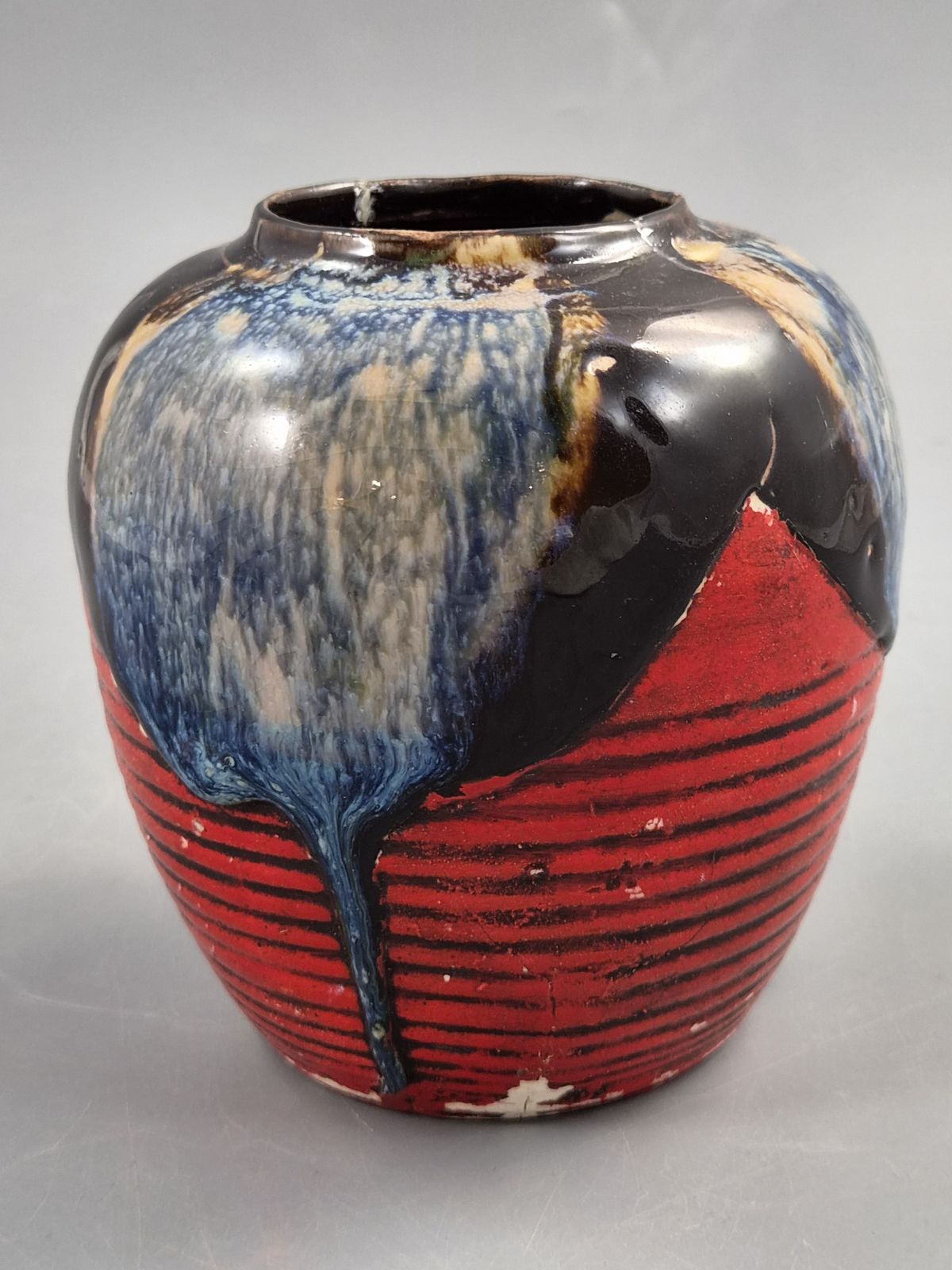 Japanse Sumida Gawa vaas, klimmende figuur, blauwe flambéglazuur, Taishō-Shōwa ca. 1920-1930 photo Woonaccessoires