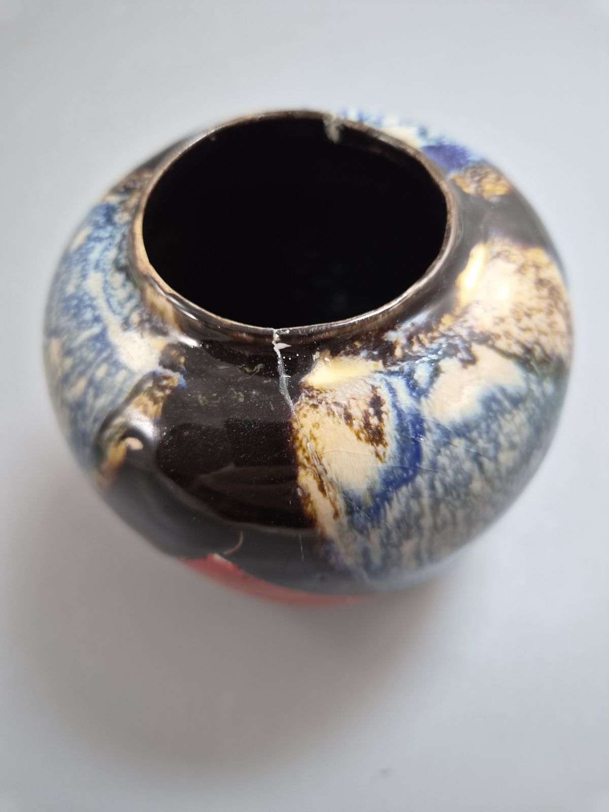 500.0 Japanse Sumida Gawa vaas, klimmende figuur, blauwe flambéglazuur, Taishō-Shōwa ca. 1920-1930 photo