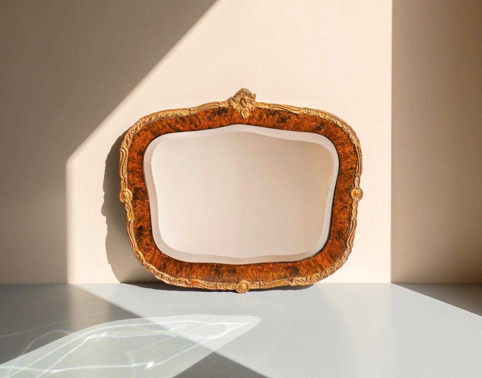 Vintage Wandspiegel met Imitatie Schildpadpatroon | Franse Louis XV Stijl | Geslepen Glas | Hollywood Regency