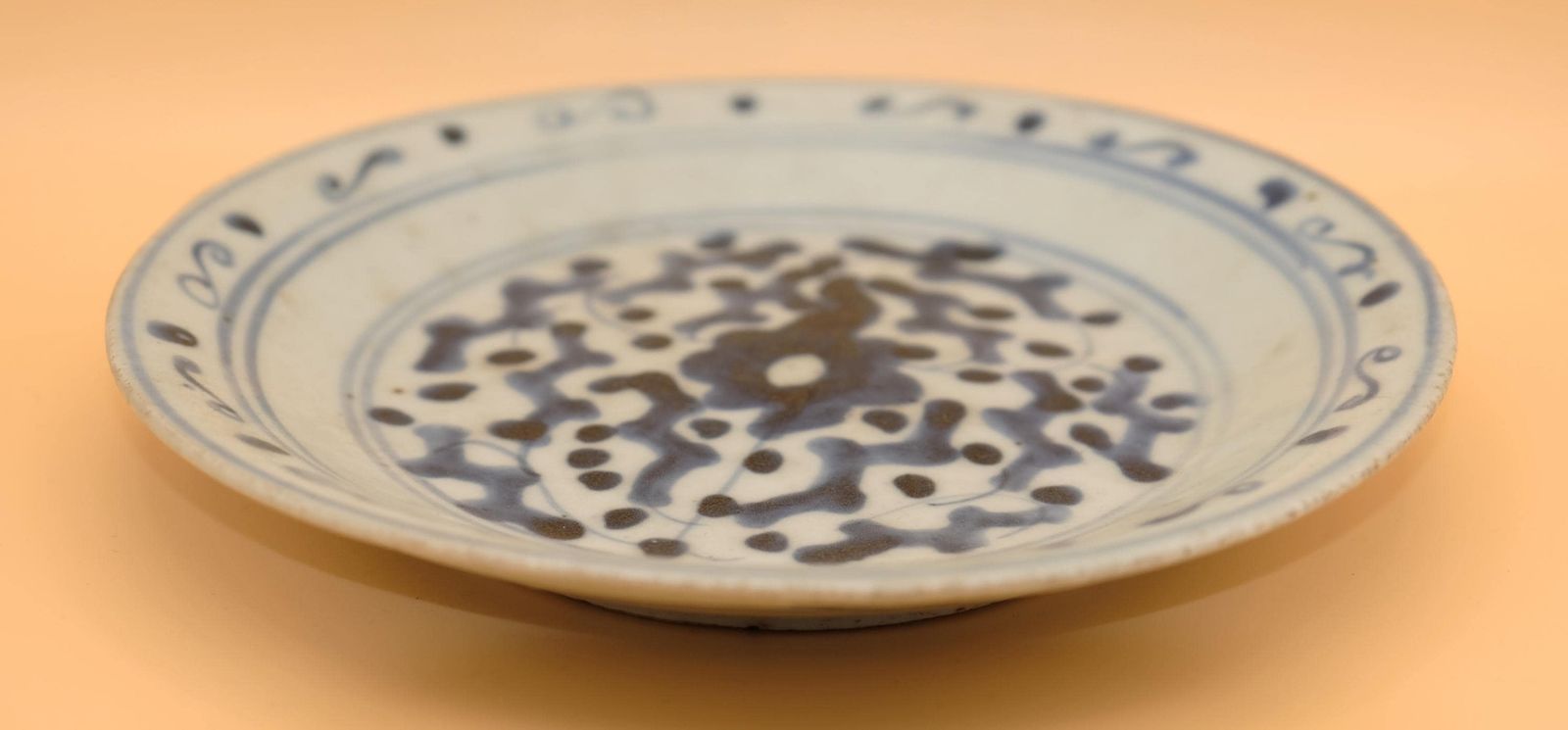 Woonaccessoires Antiek Chinees blauw-wit provinciaal bord, handgeschilderd granaatappelmotief, Ming-stijl photo