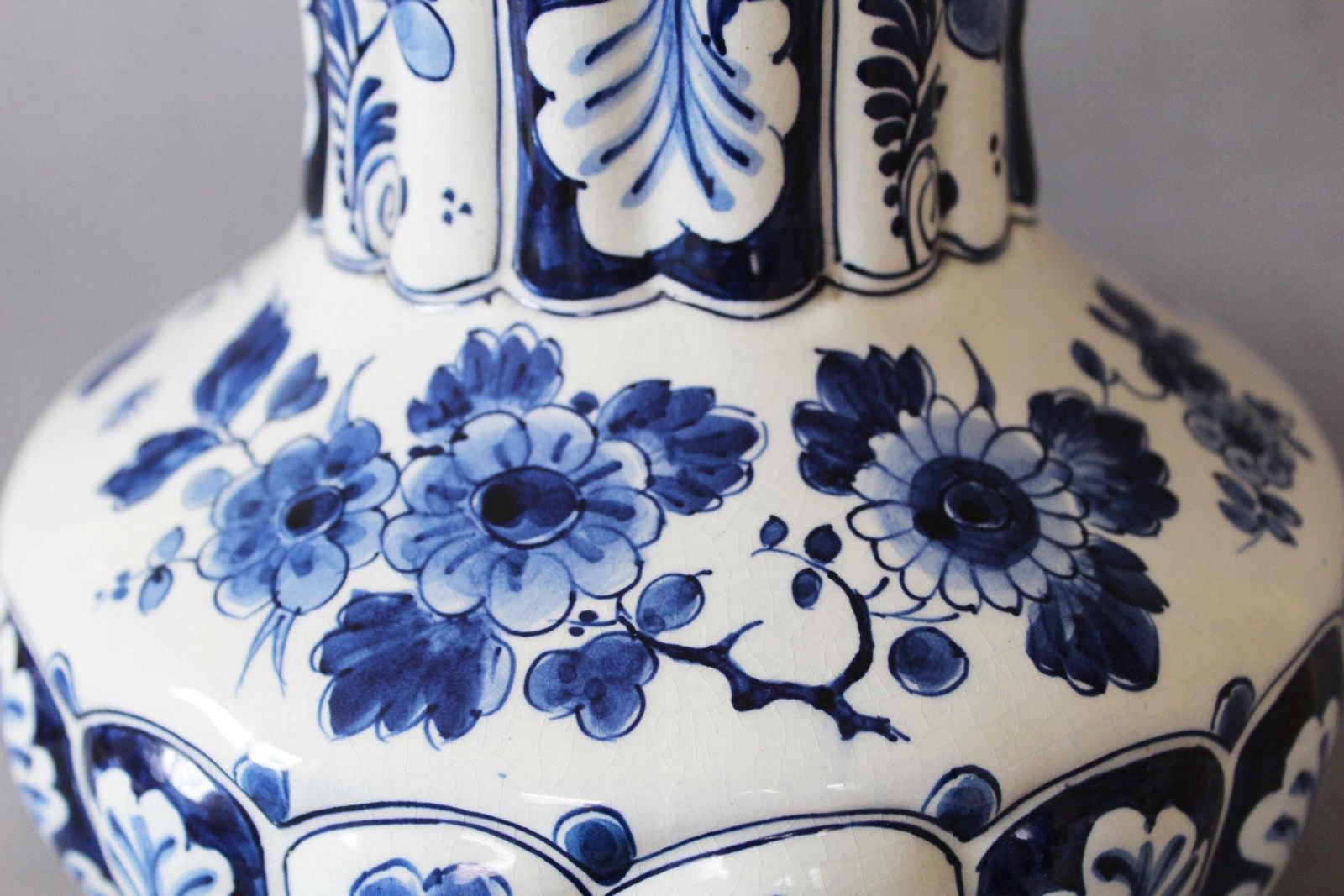Grote vintage vaas, Royal Delft, De Koninklijke Porceleyne Fles, jaar 1954 BY, Holland, keramiek, geribbeld design, handgeschilderd, blauw en wit photo for sale