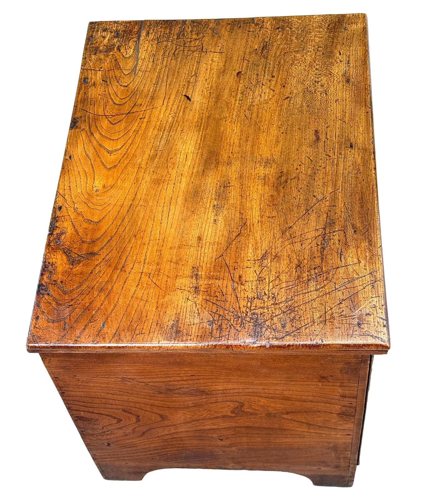 Zeldzame 18e-eeuwse close stool van iepenhout in de vorm van een kleine Georgische nachtkast (Engeland, ca. 1730) photo Meubels