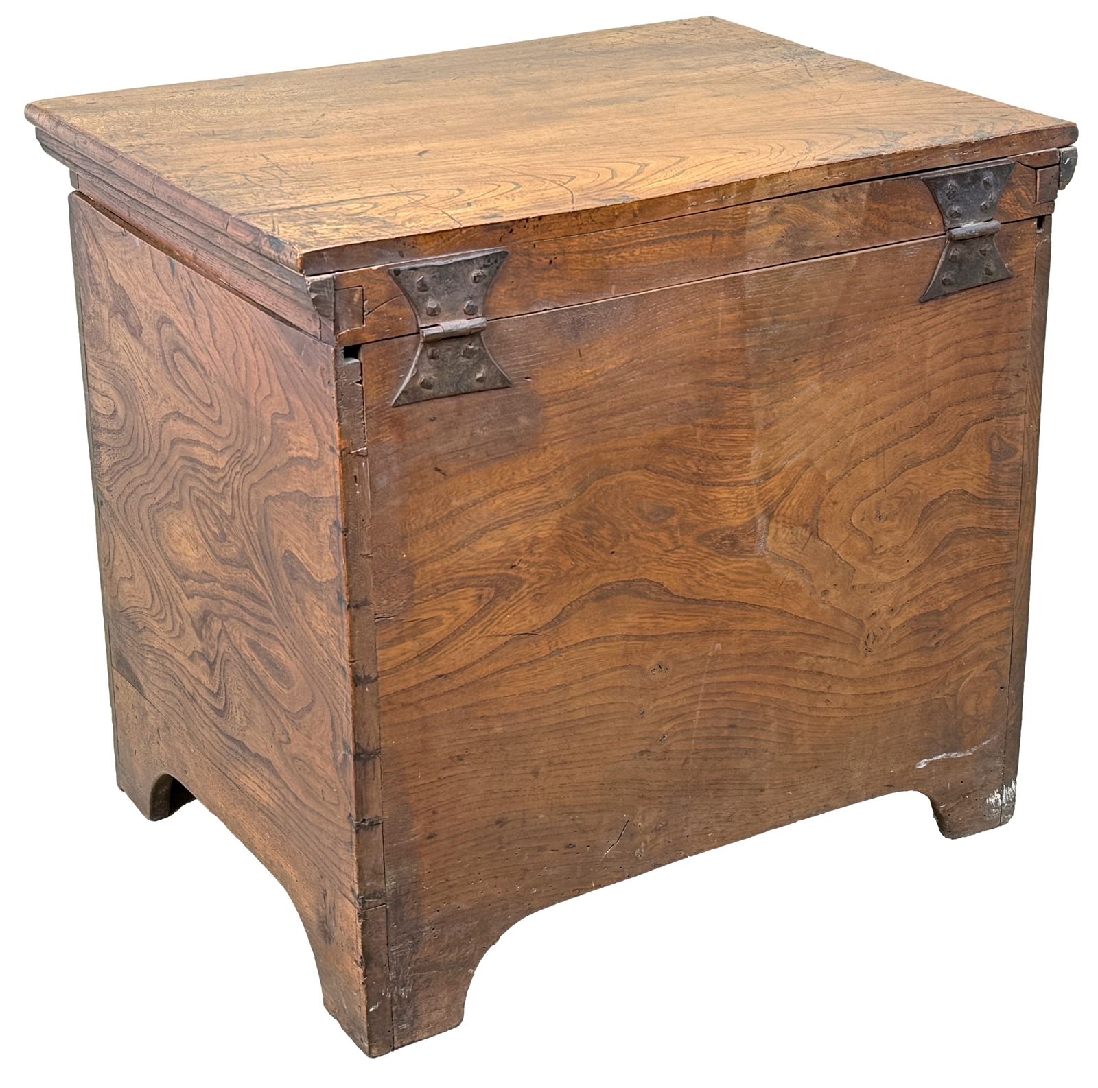 photo furniture Rare 18th Century Elm Close Stool In The Form Of A Small Georgian Bedside Chest (England, Circa 1730)