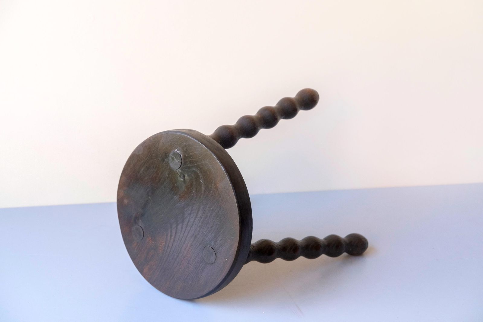 Antieke bobbin melkkruk   Handgemaakt eikenhouten plantenstandaard   Rustieke Franse landelijke kruk photo vintage