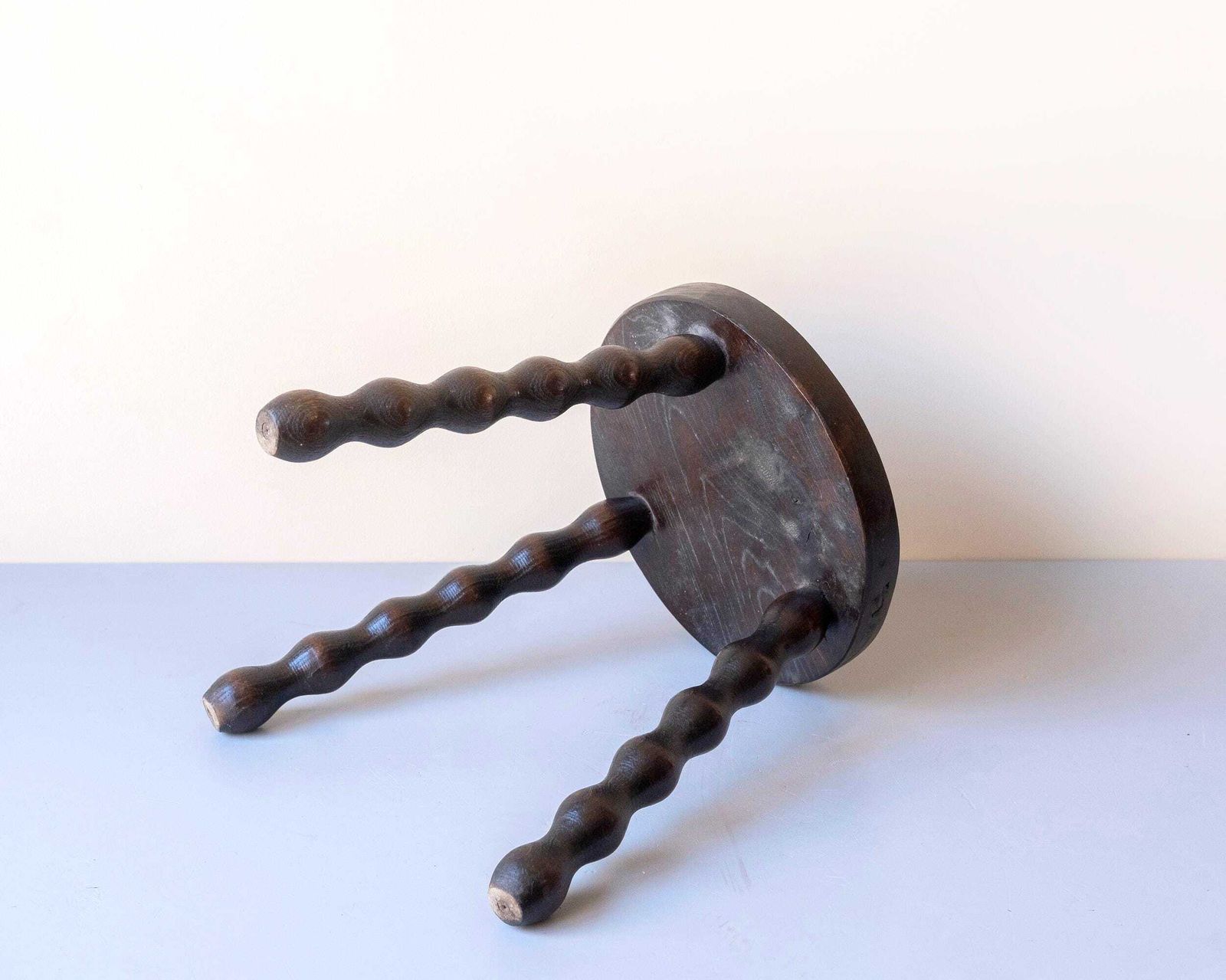 photo furniture Antieke bobbin melkkruk   Handgemaakt eikenhouten plantenstandaard   Rustieke Franse landelijke kruk