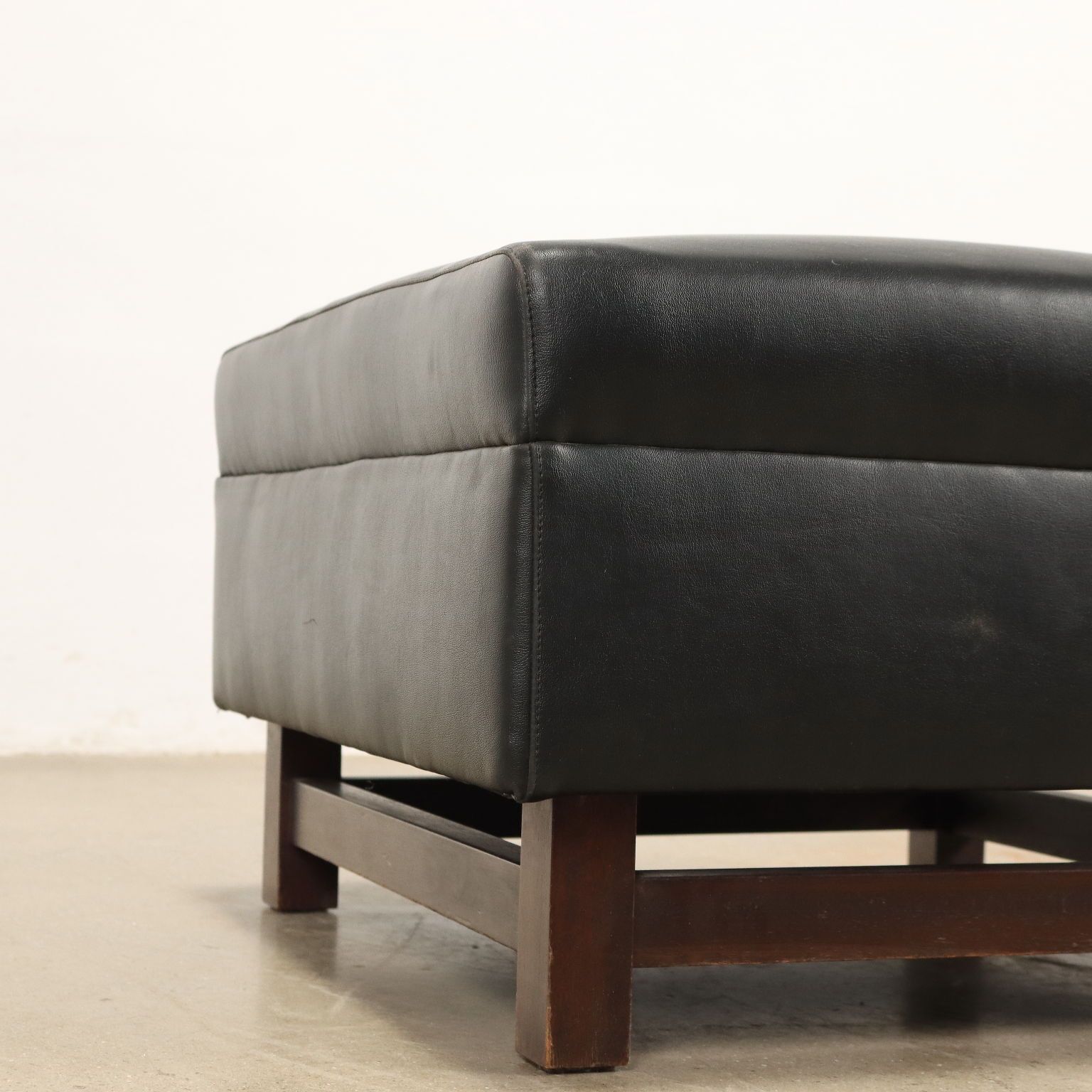 Vintage jaren 1960 pouf hout schuim Italië photo for sale