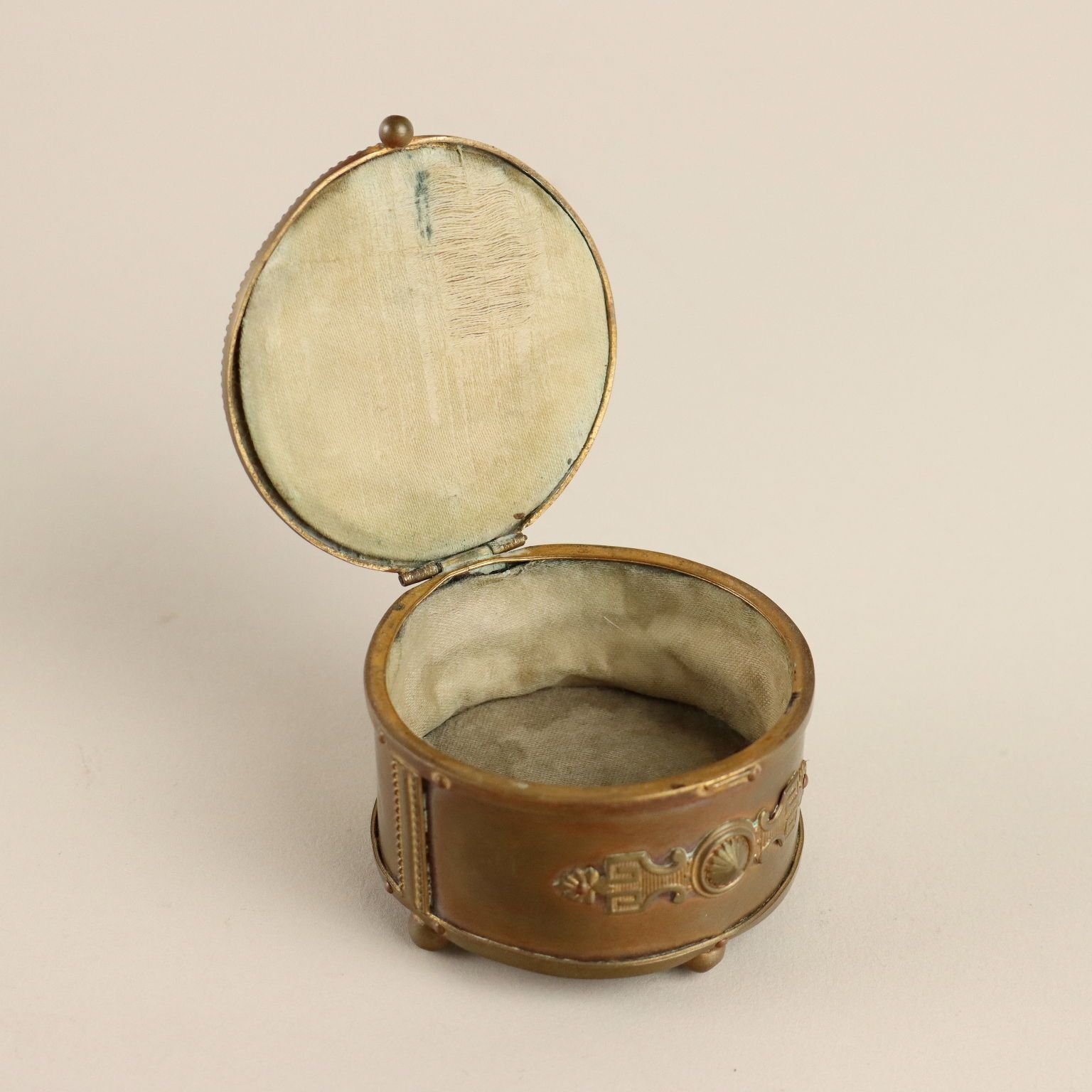 Antiek bronzen kistje met marmeren deksel, decoraties, Italië, 19e eeuw photo vintage