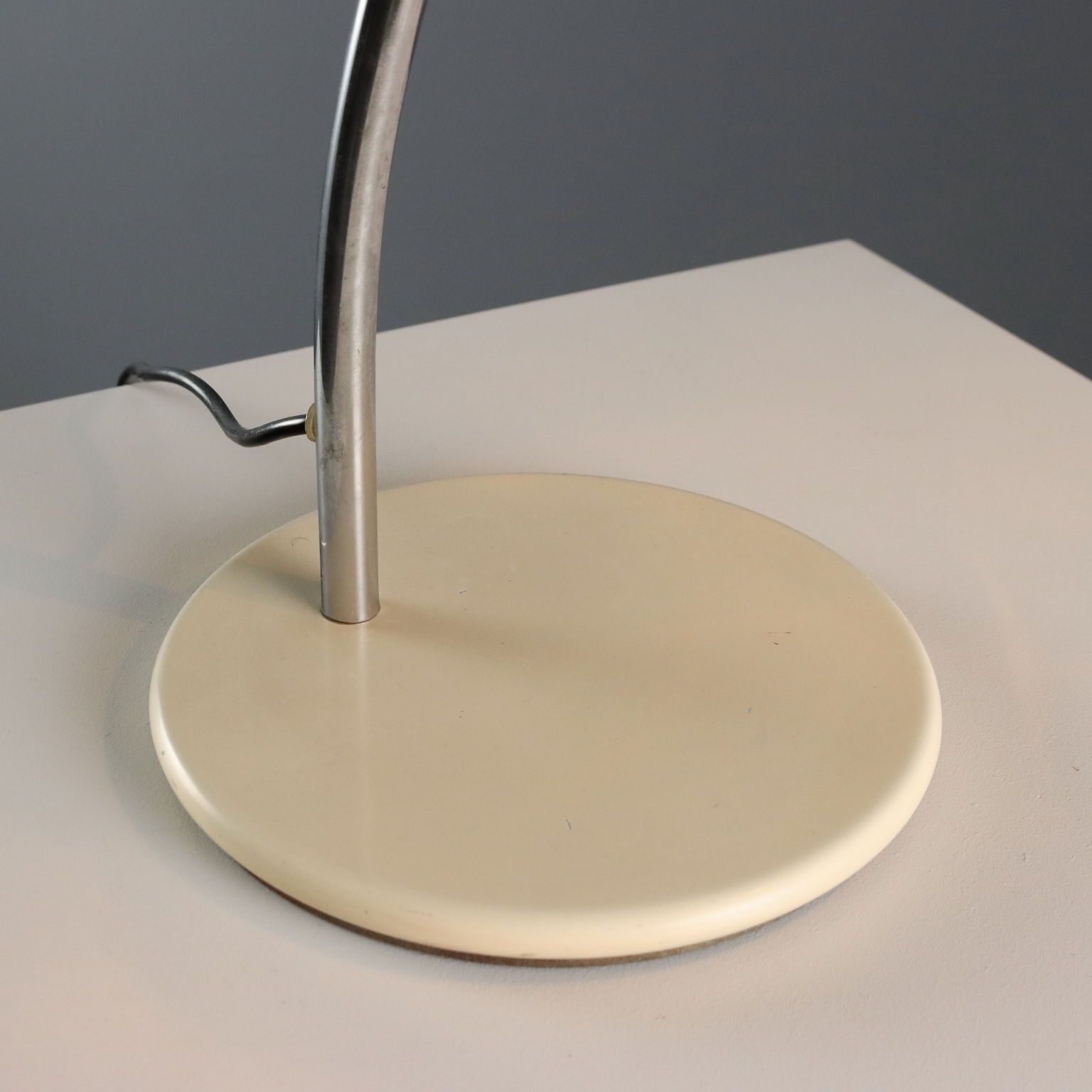 photo furniture Lampe Fontana Arte Salice en métal émaillé et chromé, par Richard Carruthers, années 1980