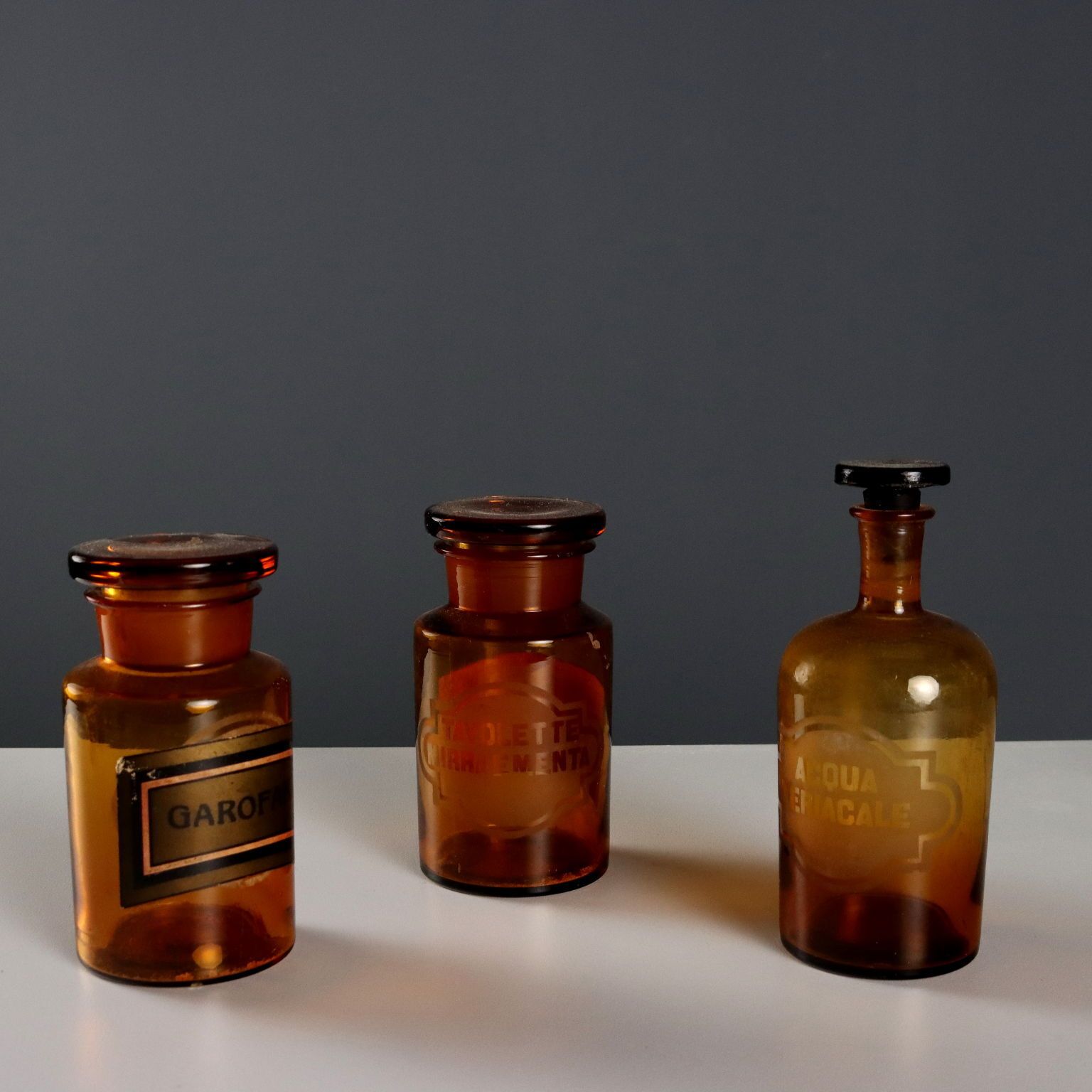 Vases de pharmacie d'époque, Italie, début du XXe siècle photo for sale