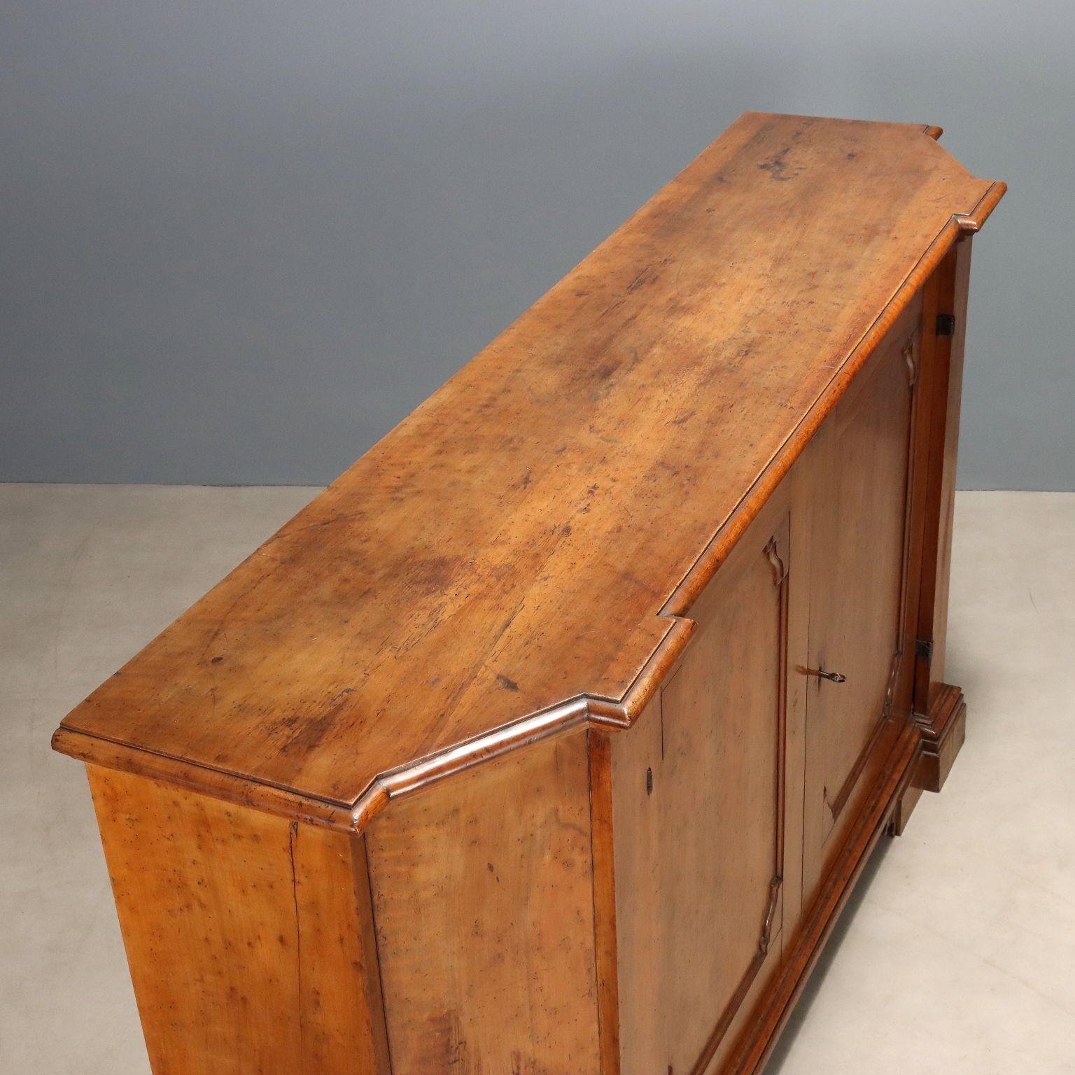 Mobilier Armoire baroque en noyer, Italie, XVIIIe siècle photo