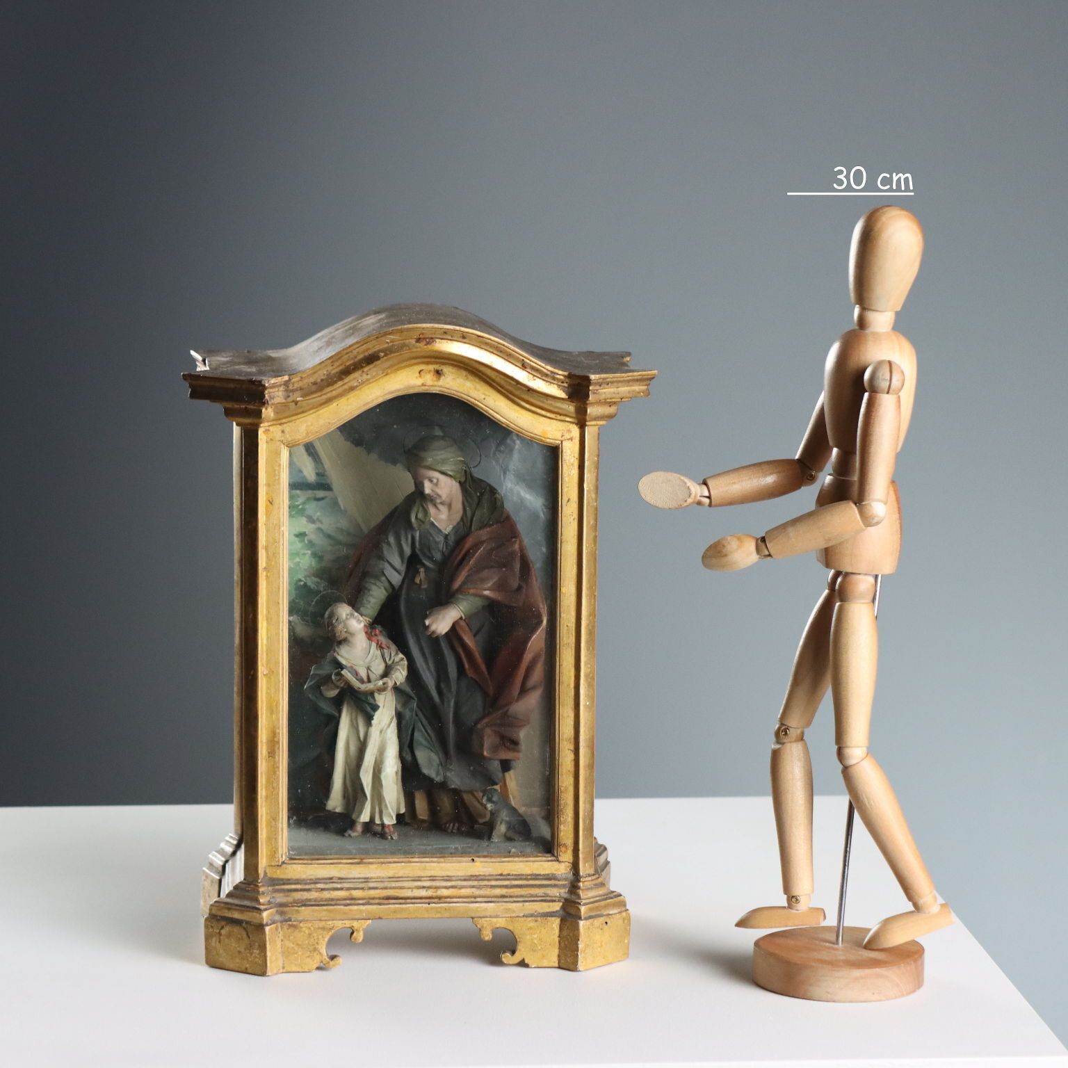 Vitrine d'époque avec sculpture de sainte Anne et la Vierge Marie, XIXe siècle photo furniture