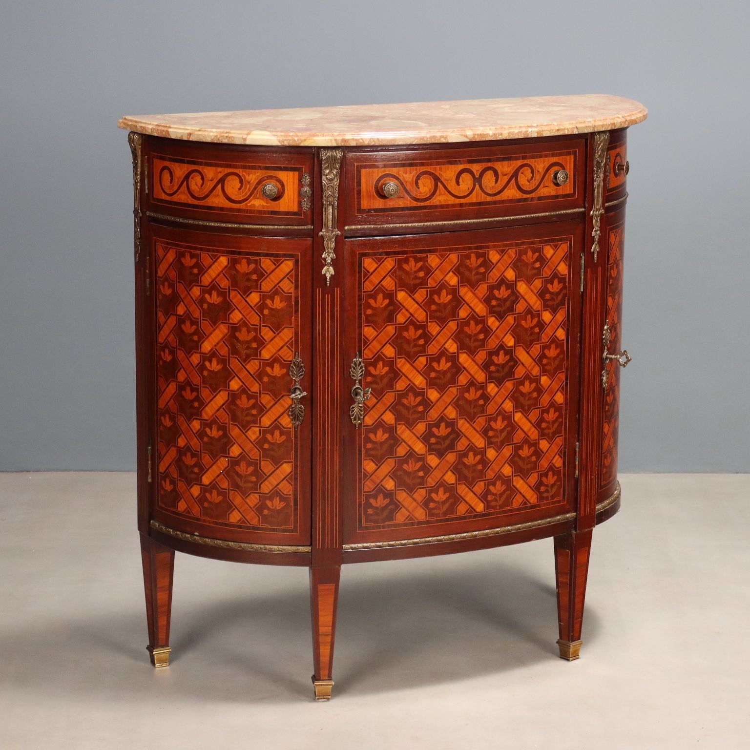 Armoire demi-lune de style néoclassique, XXe siècle