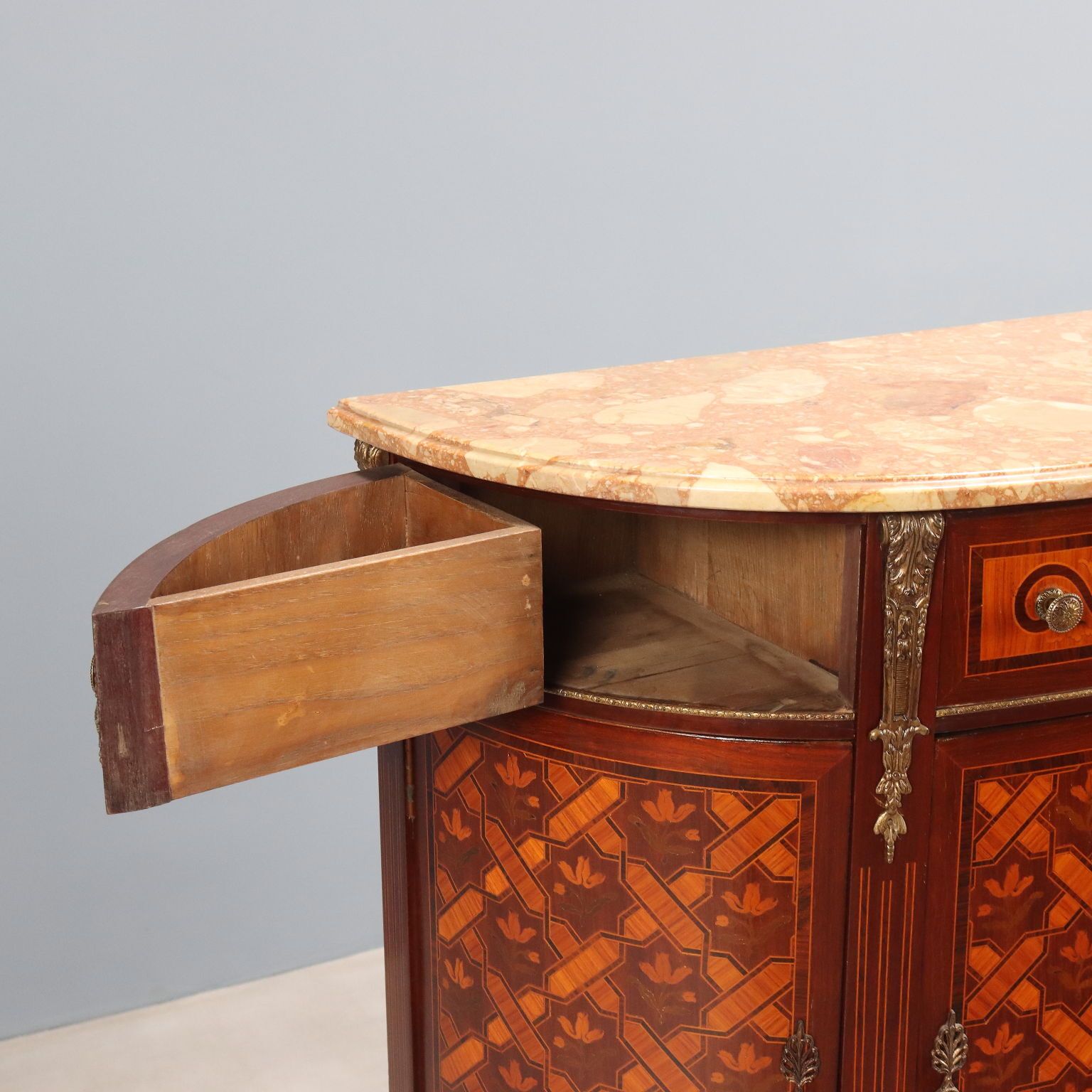 Armoire demi-lune de style néoclassique, XXe siècle photo vinterior