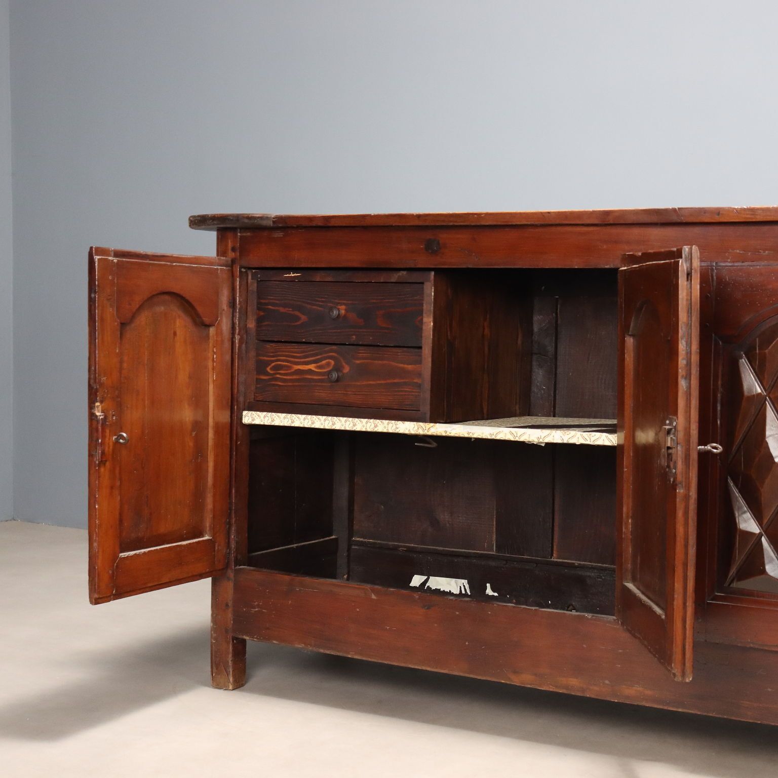 Armoire d'époque en essences de bois variées, Italie, XVIIIe siècle photo for sale