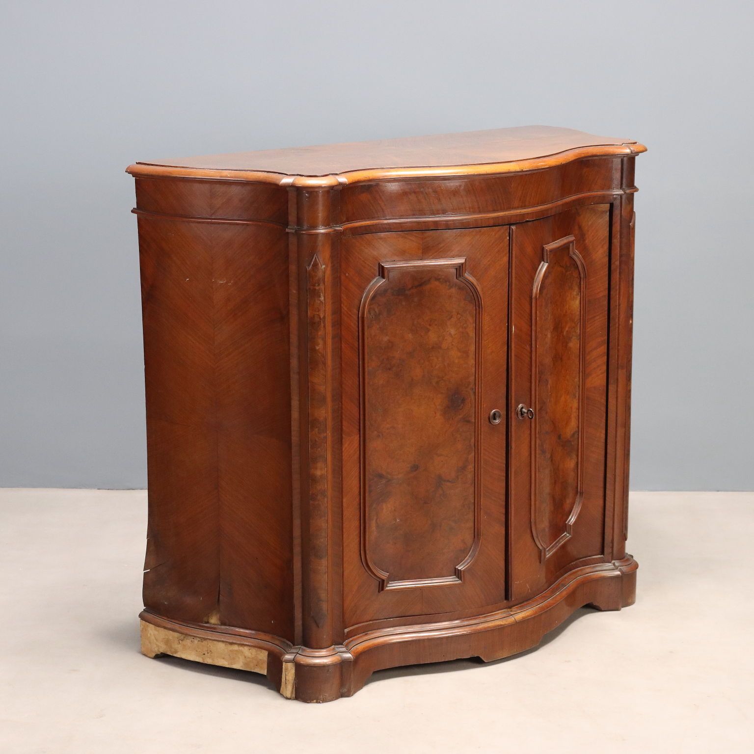 Buffet Umbertine en noyer et loupe de noyer