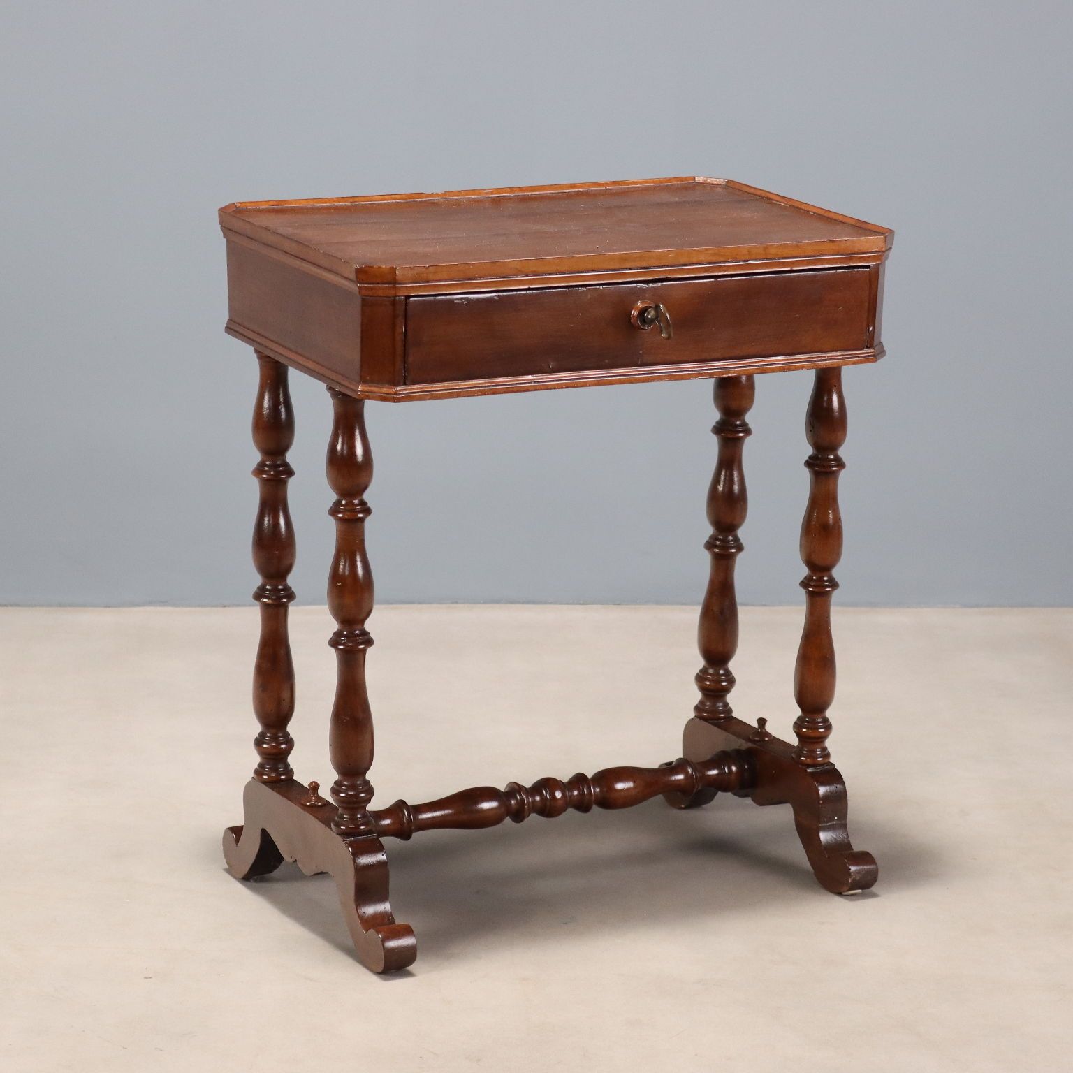 Antieke walnoothouten werktafel met lade
