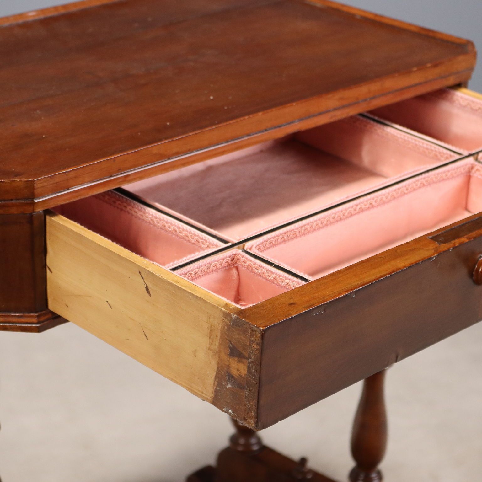 Antieke walnoothouten werktafel met lade photo Meubels