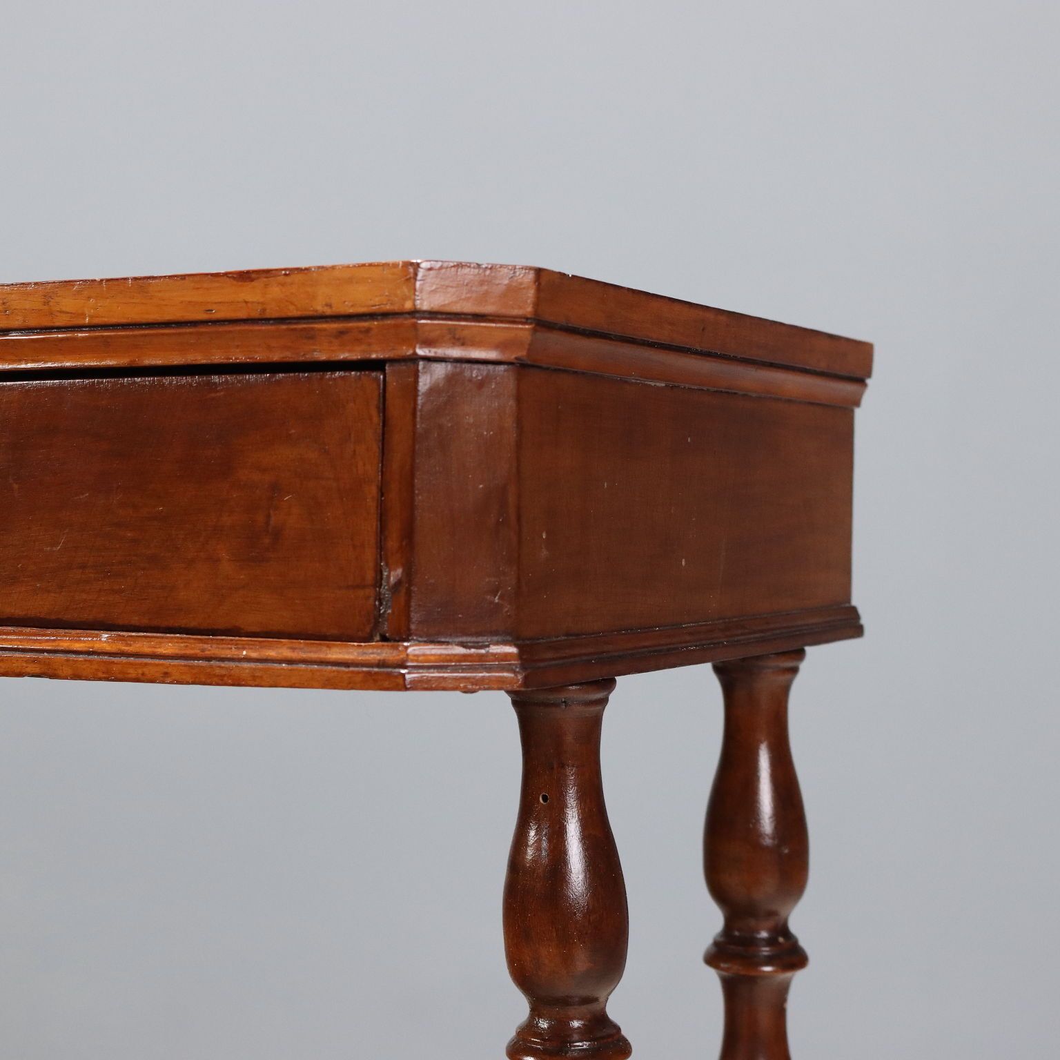 Antieke walnoothouten werktafel met lade photo vinterior