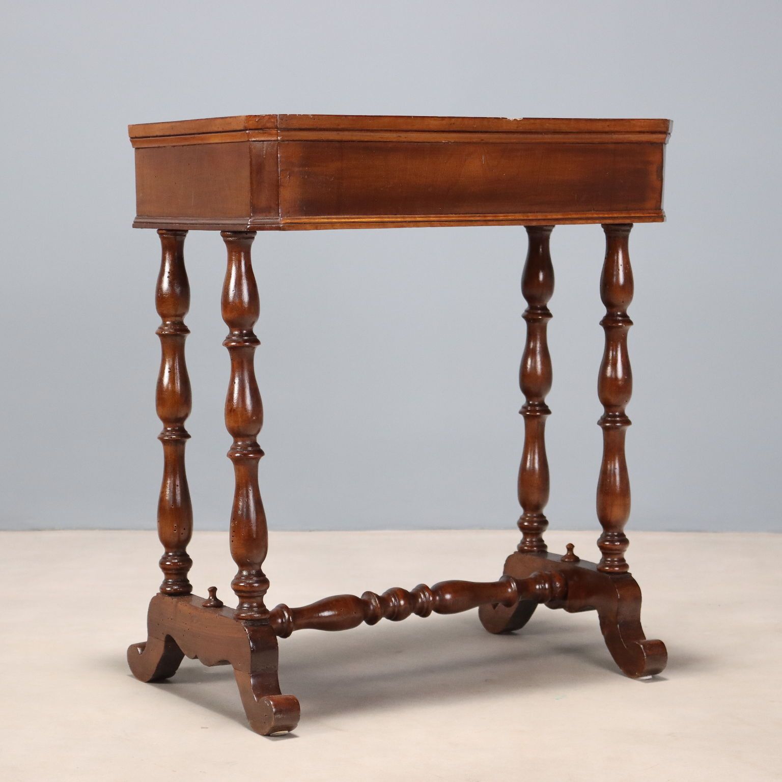 photo furniture Antieke walnoothouten werktafel met lade