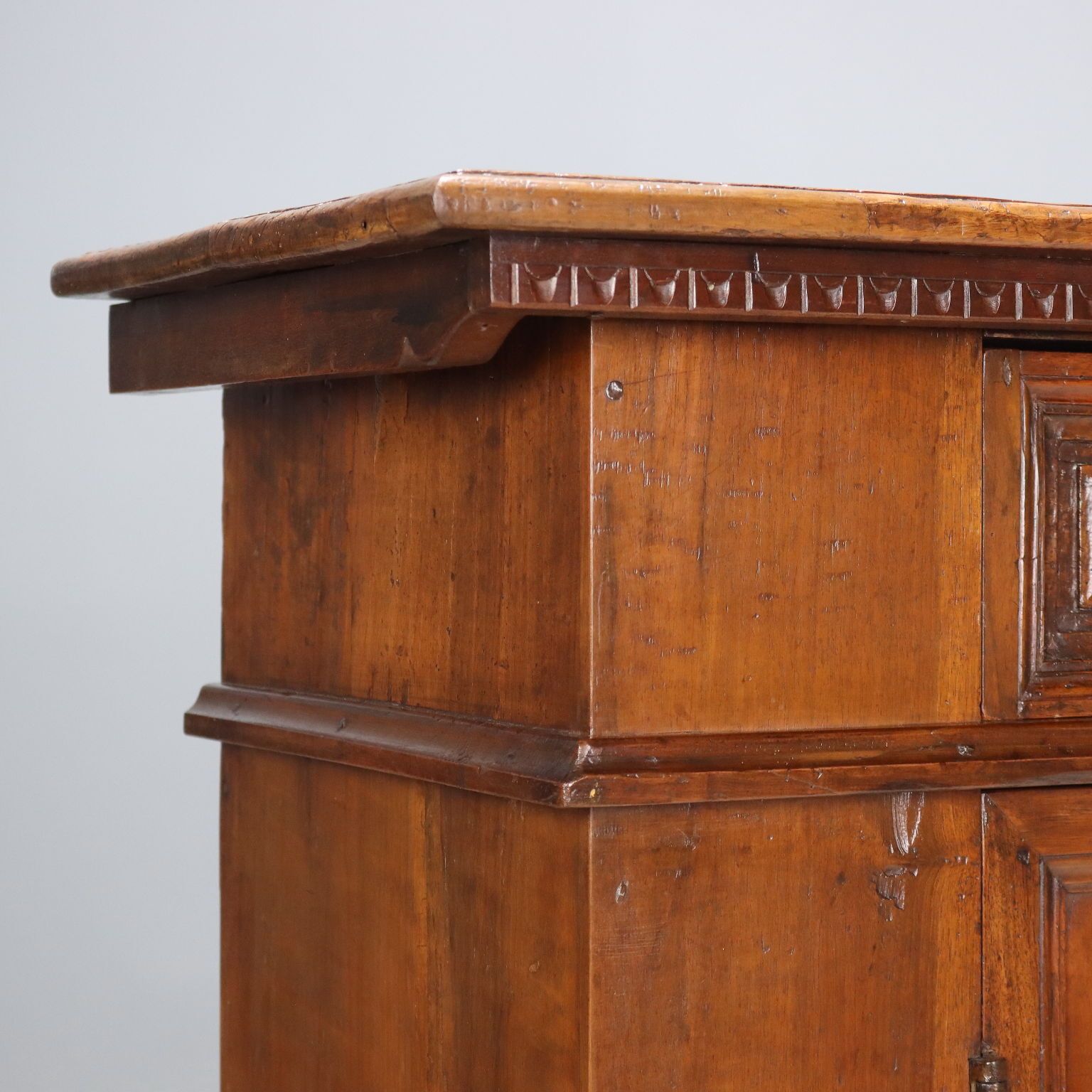 Buffet de style baroque en noyer et sapin photo 1470.0