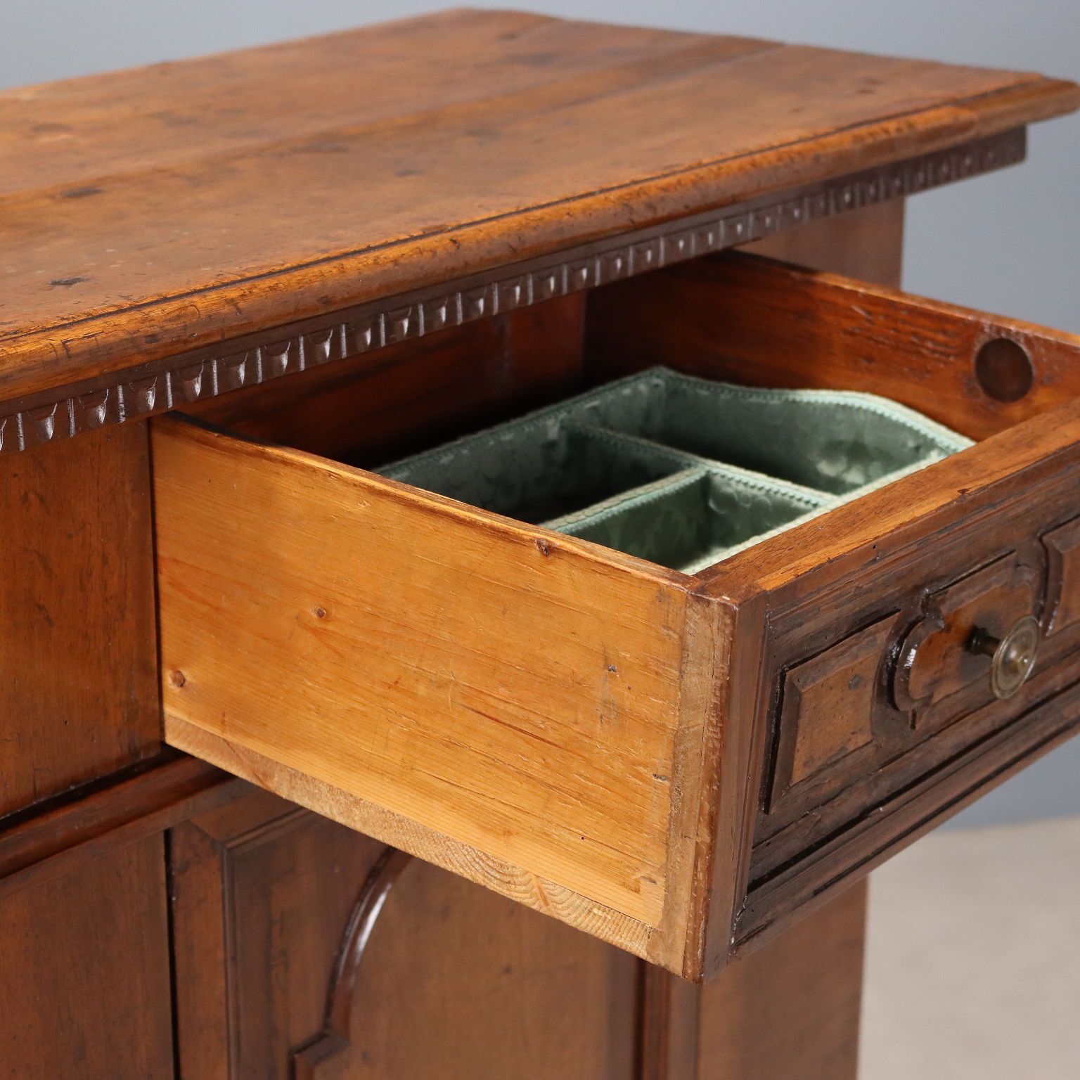 Dressoir in barokstijl, walnoot en spar photo buy