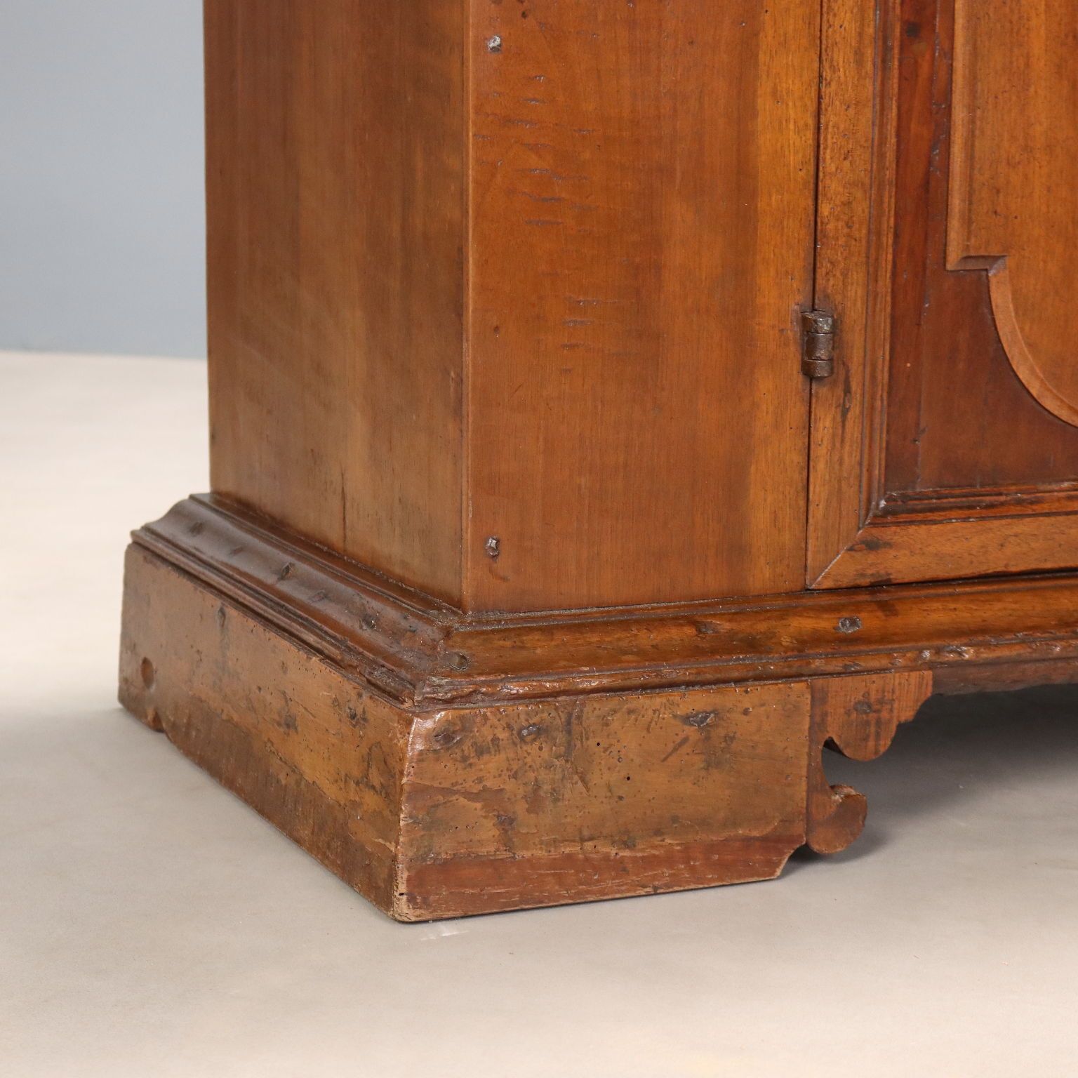 photo furniture Dressoir in barokstijl, walnoot en spar