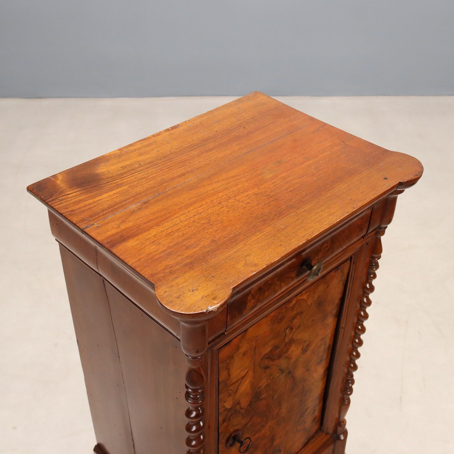 Table de nuit Louis-Philippe en loupe de noyer, Italie, XIXe siècle photo vintage
