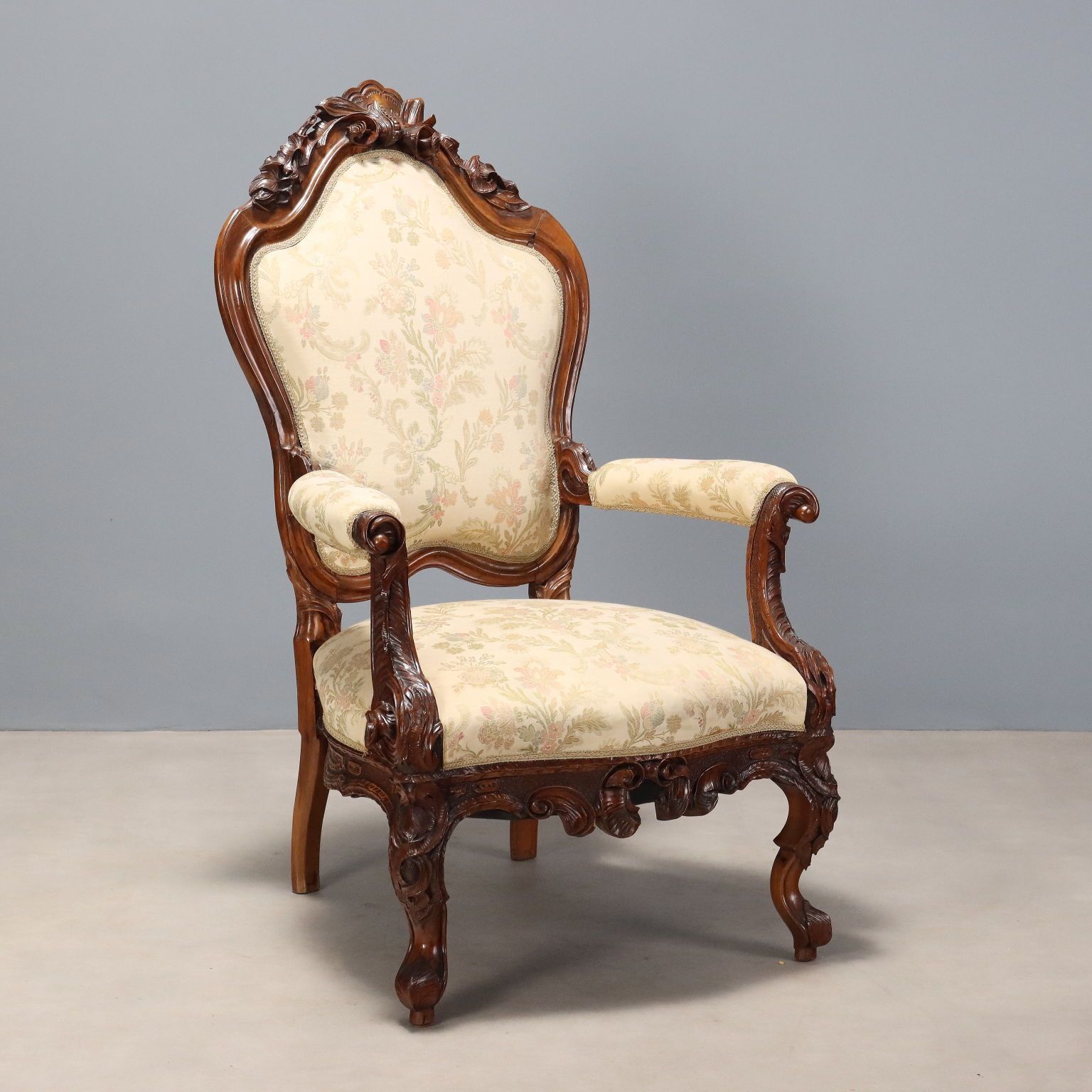 Fauteuil néobaroque en noyer sculpté, XIXe siècle