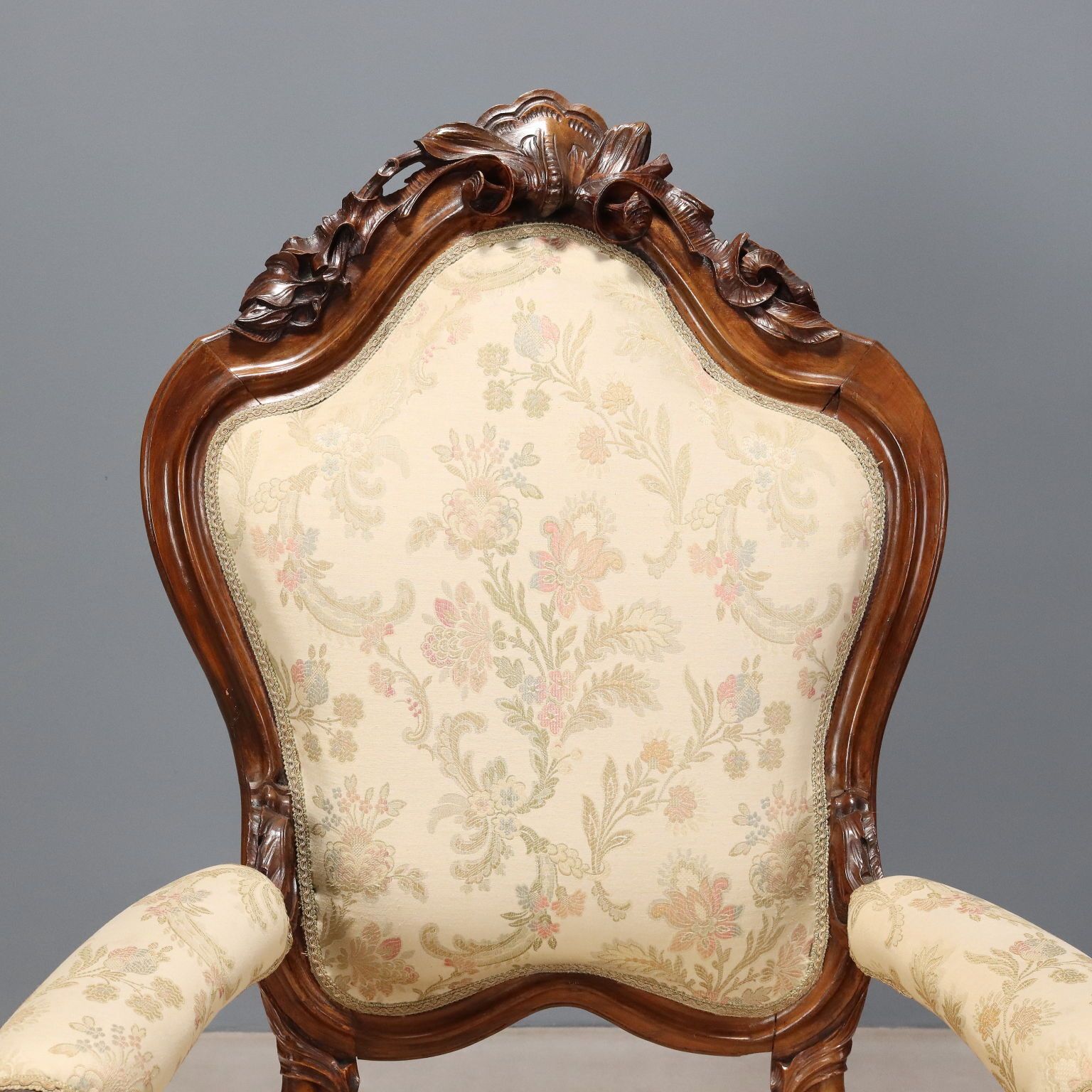 Neobarokke Gesneden Walnoten Fauteuil uit de 19e Eeuw photo for sale
