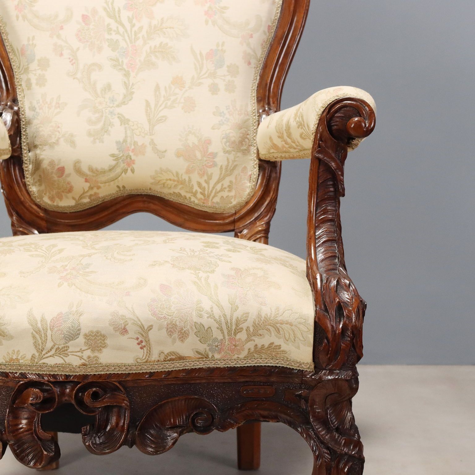 Fauteuil néobaroque en noyer sculpté, XIXe siècle photo buy