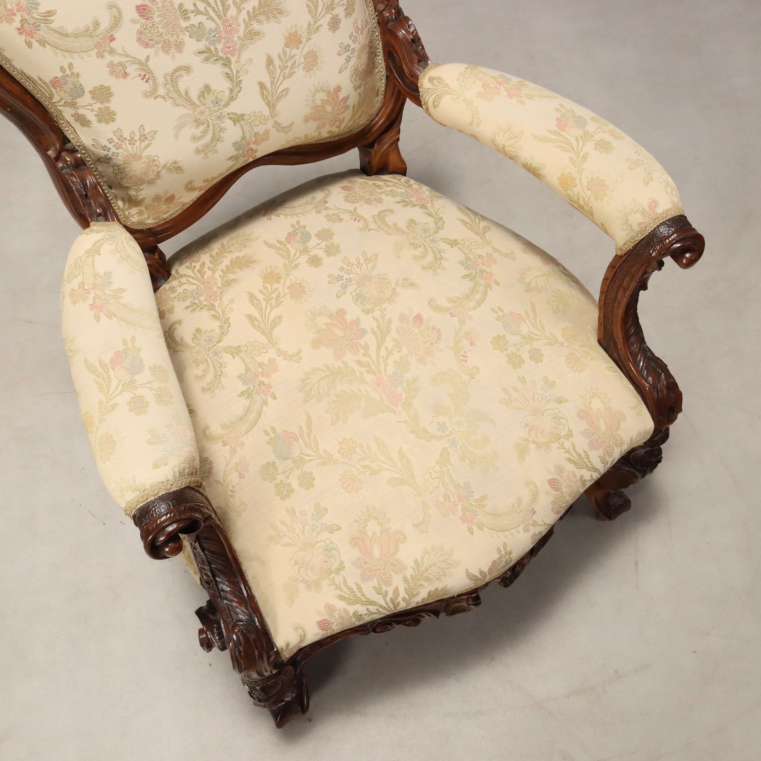photo for sale Fauteuil néobaroque en noyer sculpté, XIXe siècle