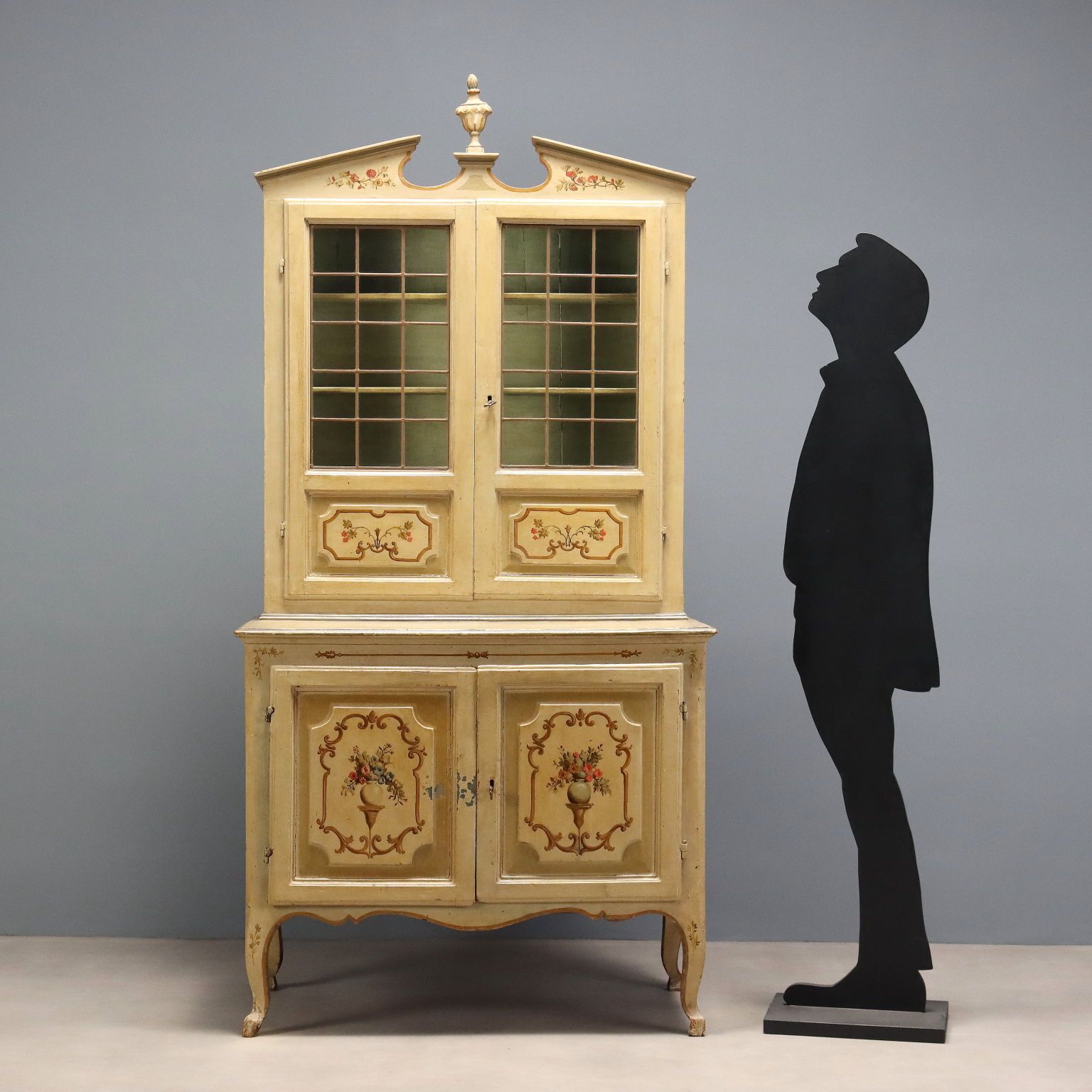 Armoire baroque en bois laqué, XVIIIe siècle photo for sale