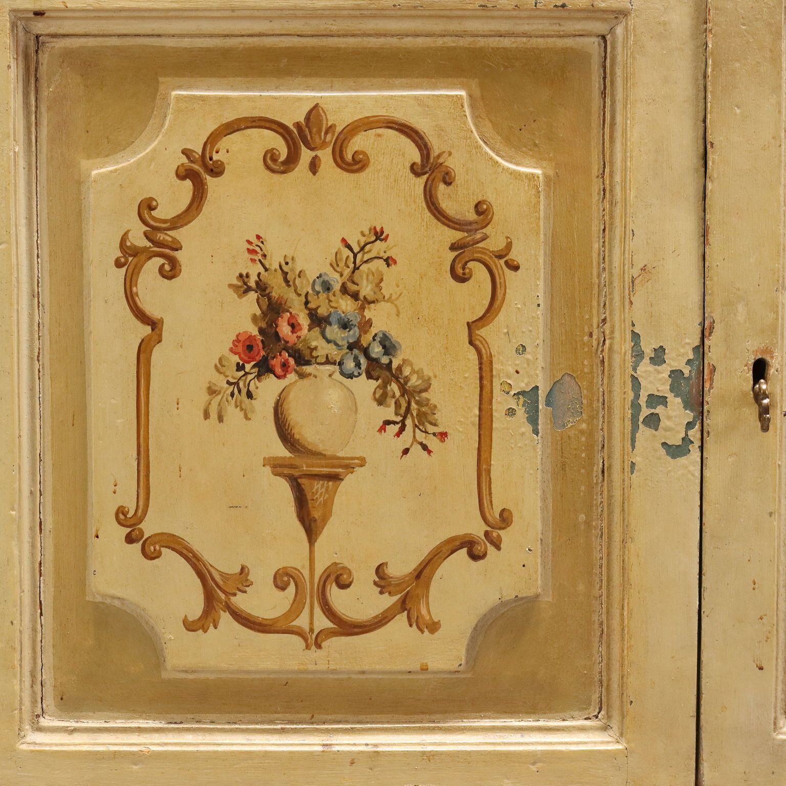 Mobilier Armoire baroque en bois laqué, XVIIIe siècle photo