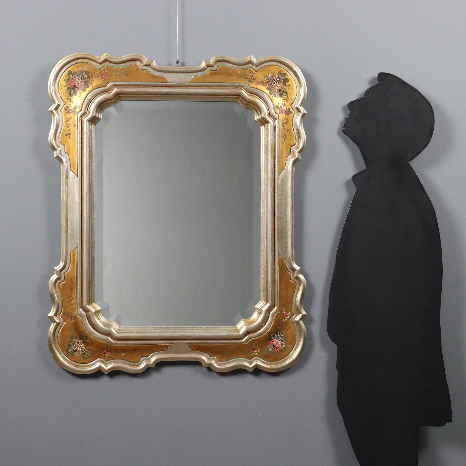 Miroir d'époque à cadre doré, décors floraux, Italie, XXe siècle photo for sale