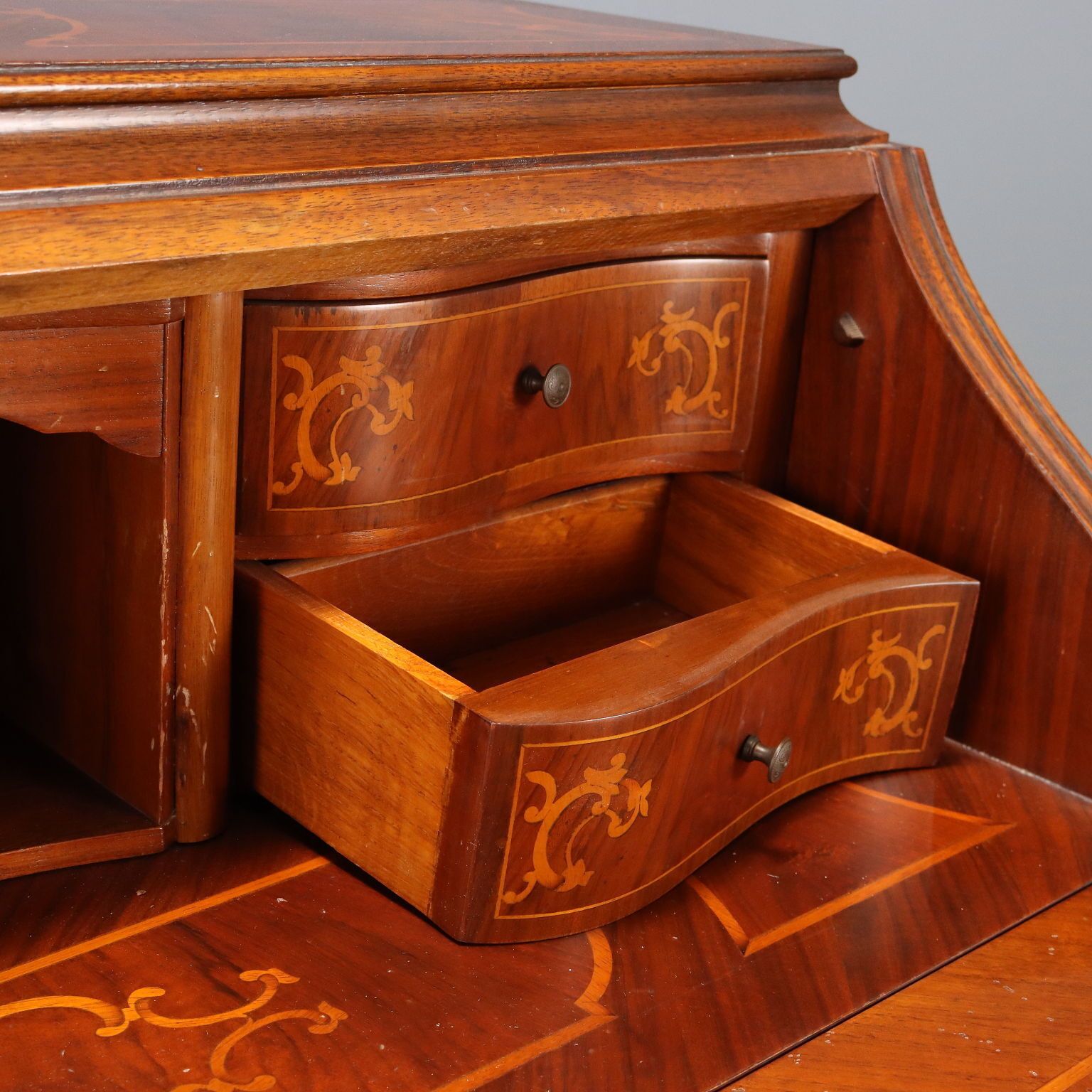 Bureau de style romain avec incrustations en érable photo vintage