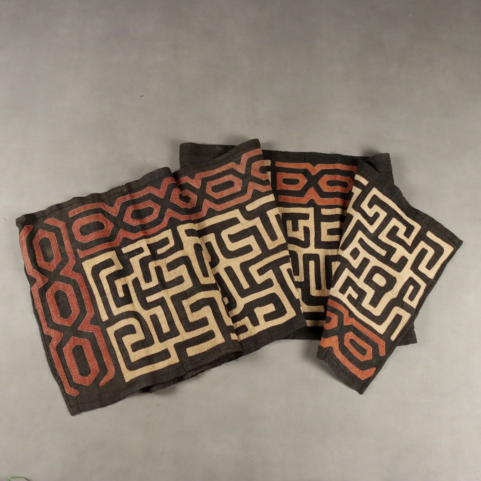 Tissu en raphia royal « Ntshak » à motif labyrinthe, art Kuba, XXe siècle