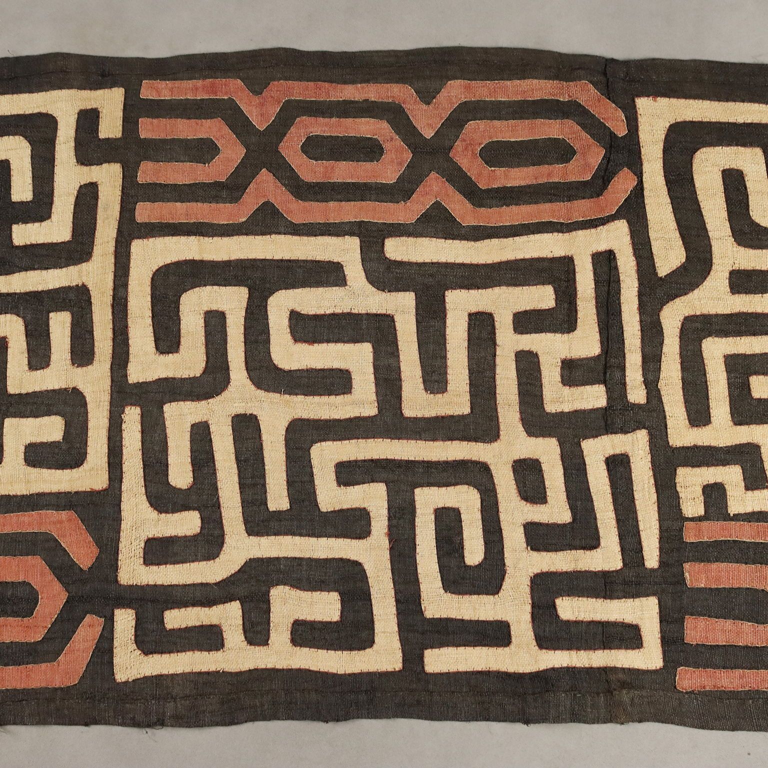 Tissu en raphia royal « Ntshak » à motif labyrinthe, art Kuba, XXe siècle photo 1230.0